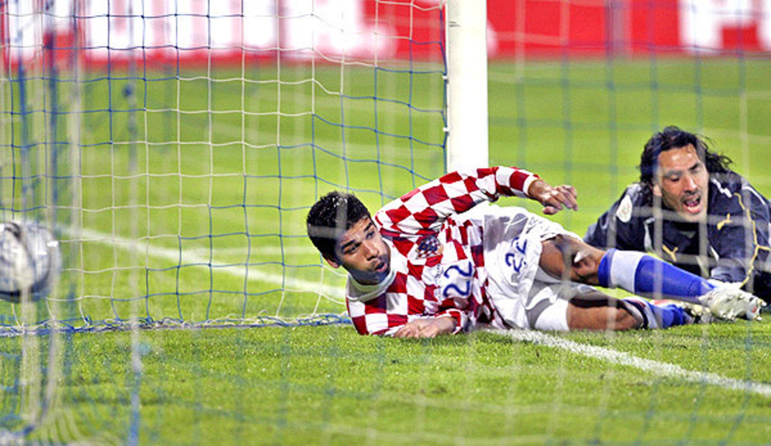Eduardo scores a hat trick against Israel in 2006