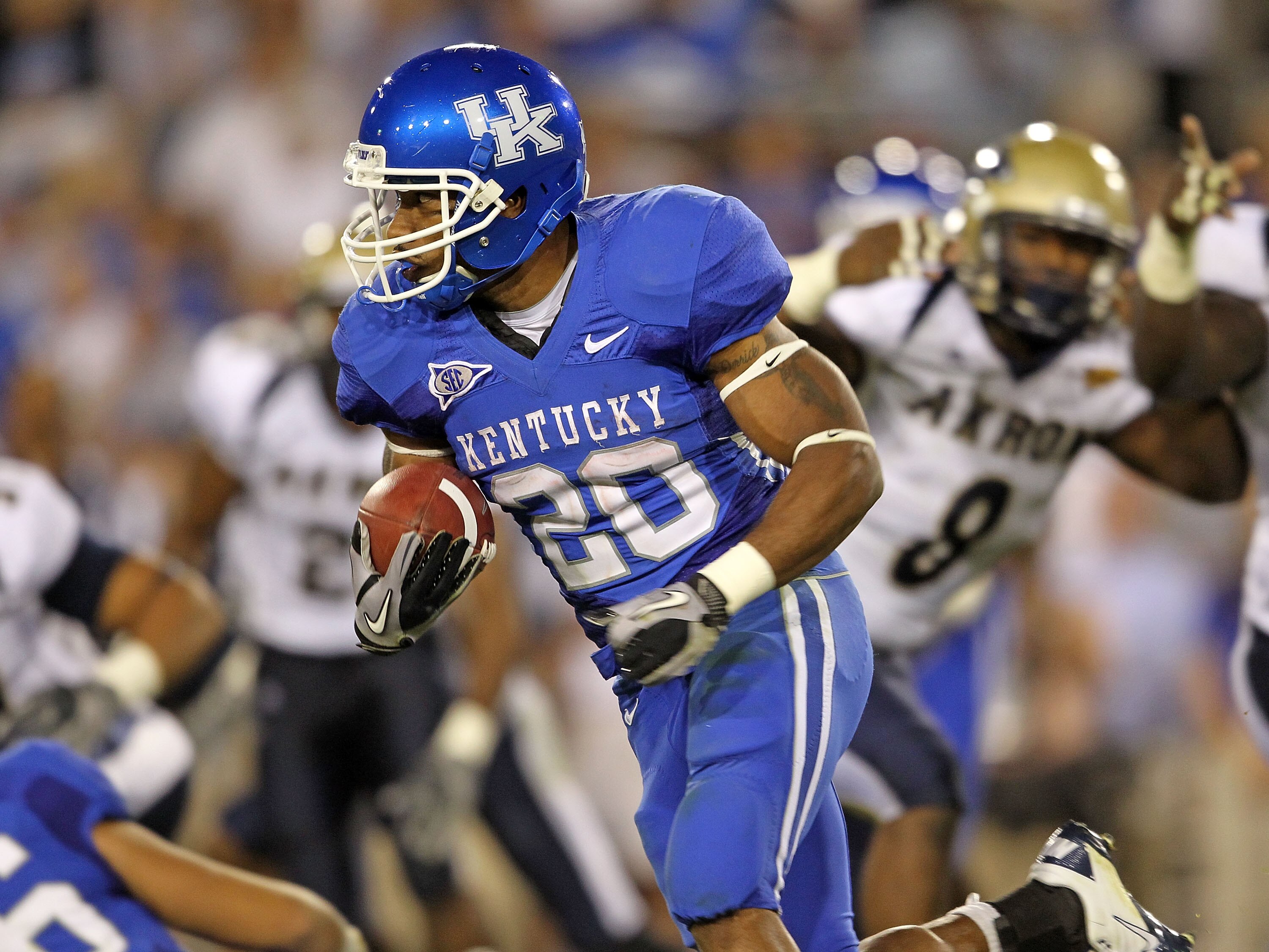 LEXINGTON, KY - SEPTEMBER 18:  Derrick Locke #20 of the Kentucky Wildcats runs with the ball during the game against the Akron Zips at Commonwealth Stadium on September 18, 2010 in Lexington, Kentucky.  (Photo by Andy Lyons/Getty Images)