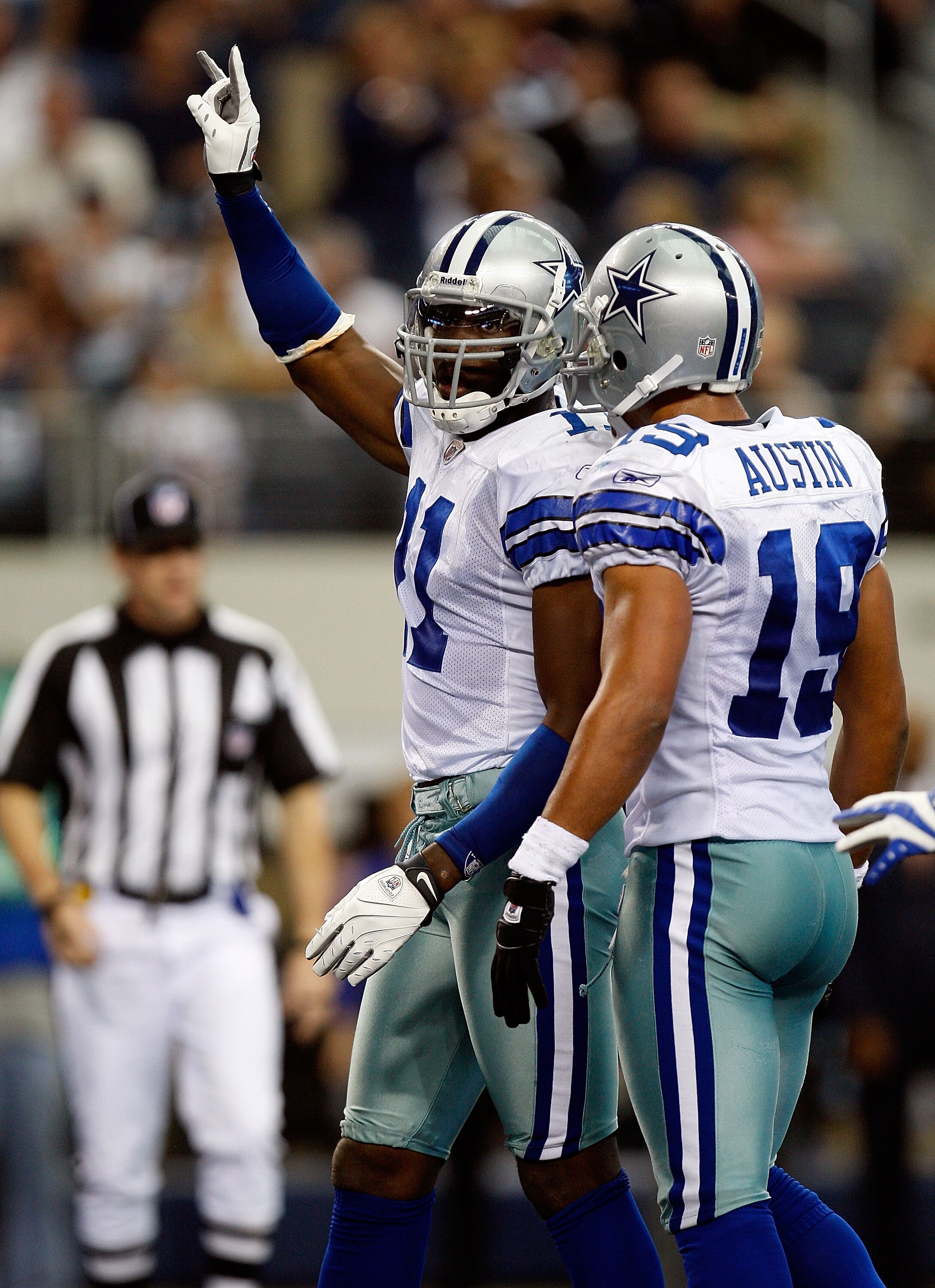 ARLINGTON, TX - NOVEMBER 01:  Wide receiver Roy Williams #11 celebrates a touchdown with Miles Austin #18 of the Dallas Cowboys at Cowboys Stadium on November 1, 2009 in Arlington, Texas.  (Photo by Ronald Martinez/Getty Images)