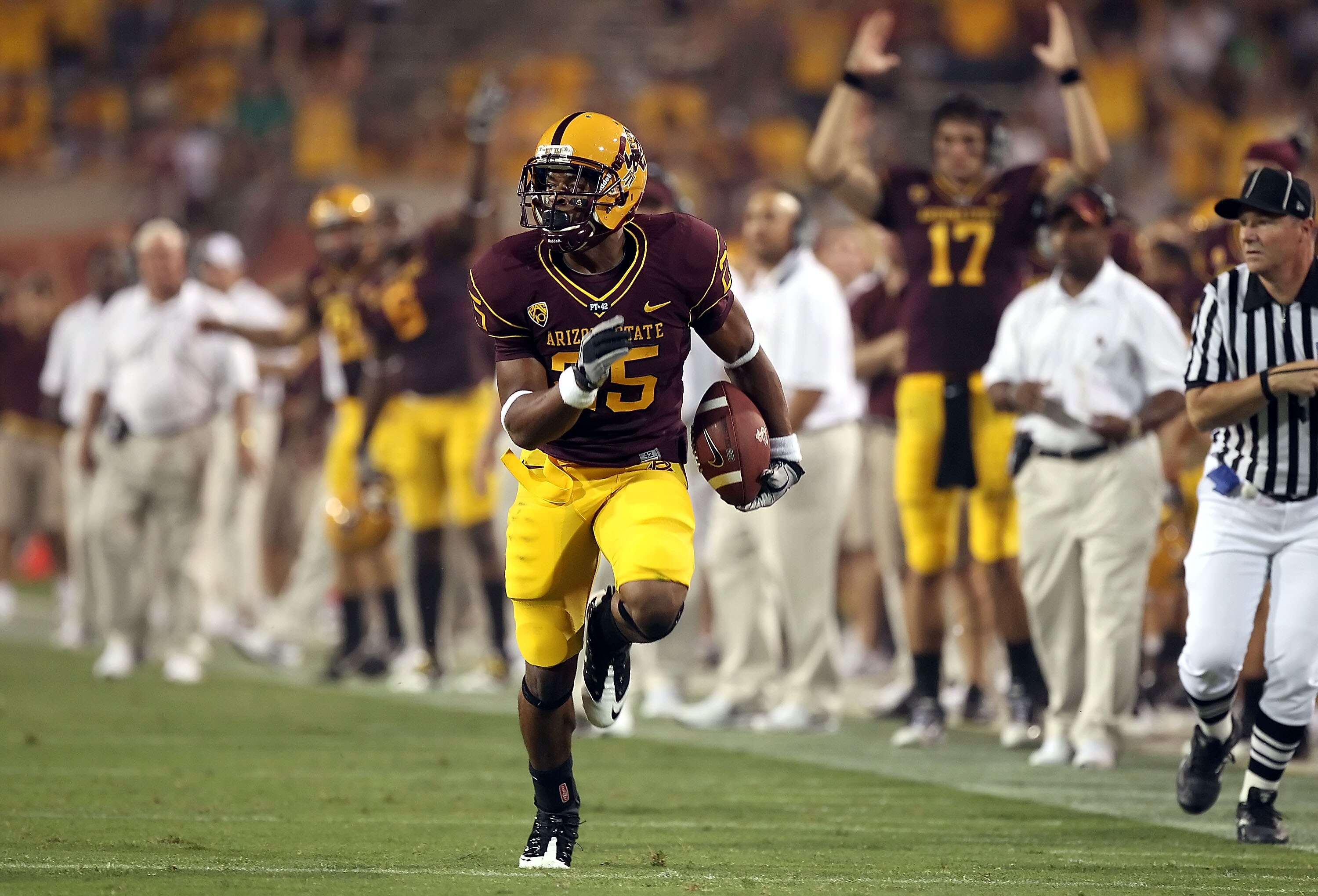 TEMPE, AZ - SEPTEMBER 04:  Runningback Deantre Lewis #25 of the Arizona State Sun Devils scores a 28 yard touchdown reception against the Portland State Vikings during the second quarter of the college football game at Sun Devil Stadium on September 4, 20