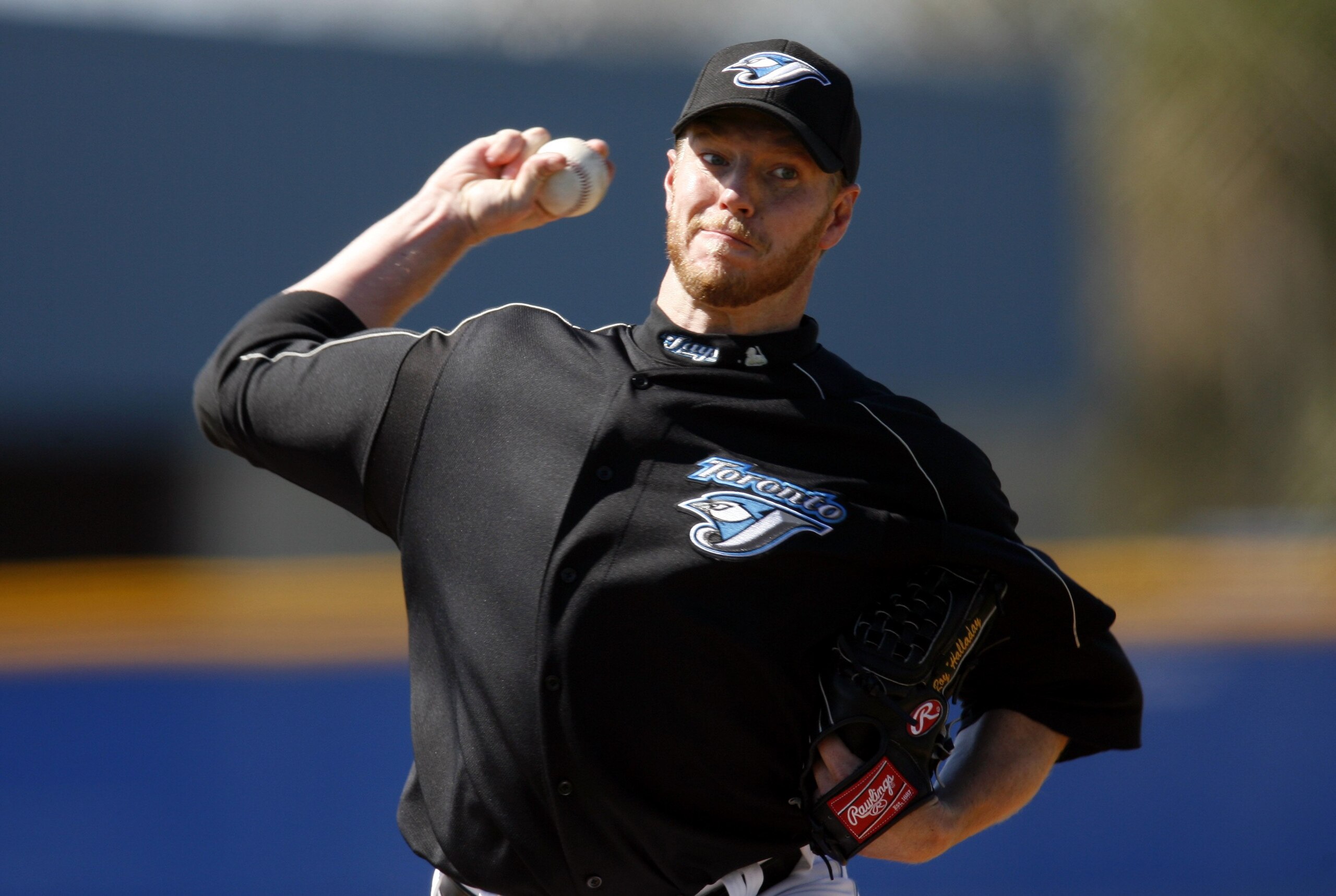 DUNEDIN, FL - FEBRUARY 27: Pitcher Roy Halladay #32 of the Toronto Blue Jays throws a pitch during a split squad practice game on February 27, 2006 in Dunedin, Florida. (Photo by Chris Graythen/Getty Images) DUNEDIN, FL - FEBRUARY 27: Pitcher Roy Halladay #32 of the Toronto Blue Jays throws a pitch during a split squad practice game on February 27, 2006 in Dunedin, Florida. (Photo by Chris Graythen/Getty Images)