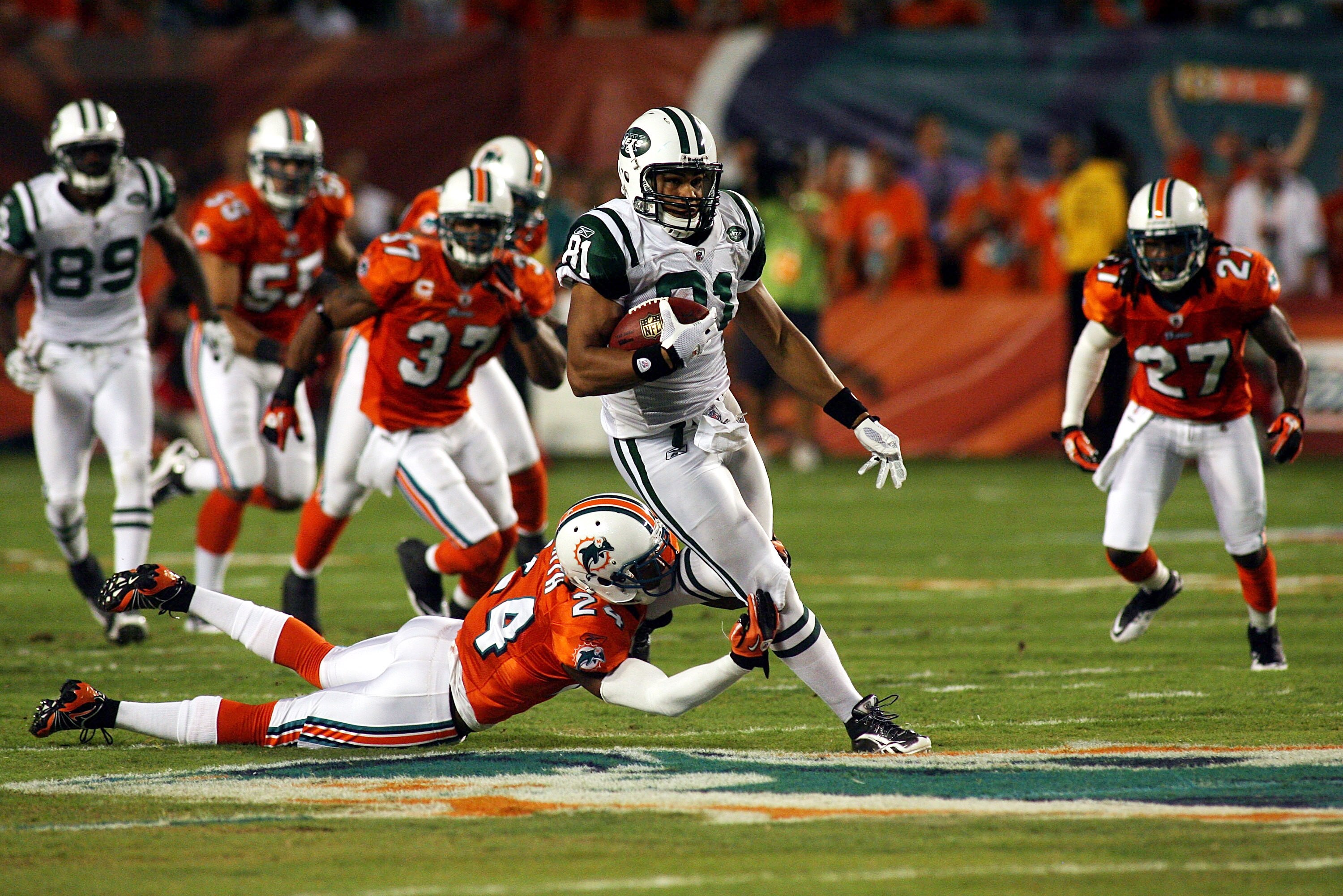 MIAMI - SEPTEMBER 26: Tight end Dustin Keller #81 of the New York Jets catches a pass against the Miami Dolphins at Sun Life Stadium on September 26, 2010 in Miami, Florida. (Photo by Marc Serota/Getty Images)