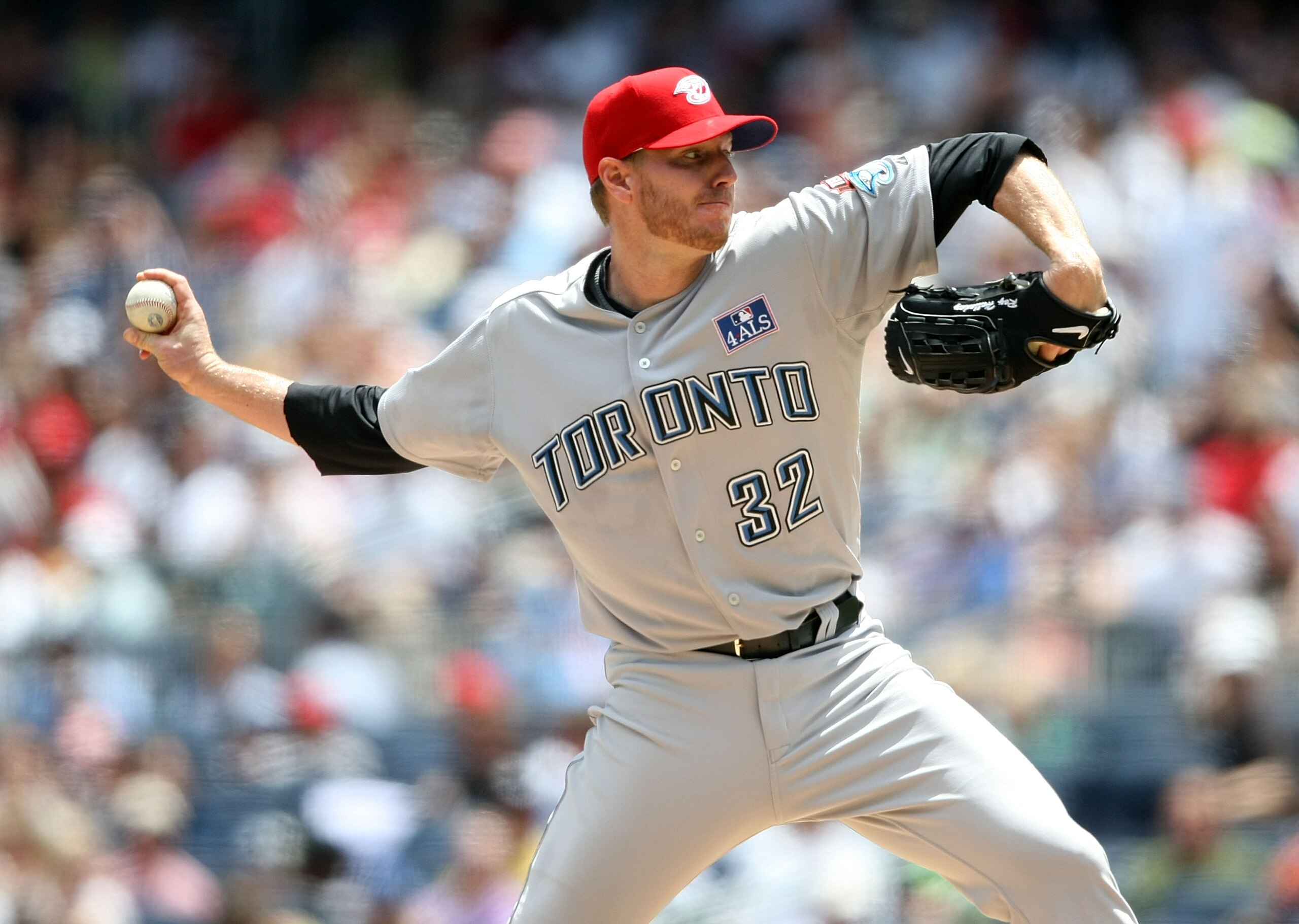 NEW YORK - JULY 04: Roy Halladay #32 of the Toronto Blue Jays pitches against the New York Yankees on July 4, 2009 at Yankee Stadium in the Bronx borough of New York City. (Photo by Nick Laham/Getty Images) NEW YORK - JULY 04: Roy Halladay #32 of the Toronto Blue Jays pitches against the New York Yankees on July 4, 2009 at Yankee Stadium in the Bronx borough of New York City. (Photo by Nick Laham/Getty Images)