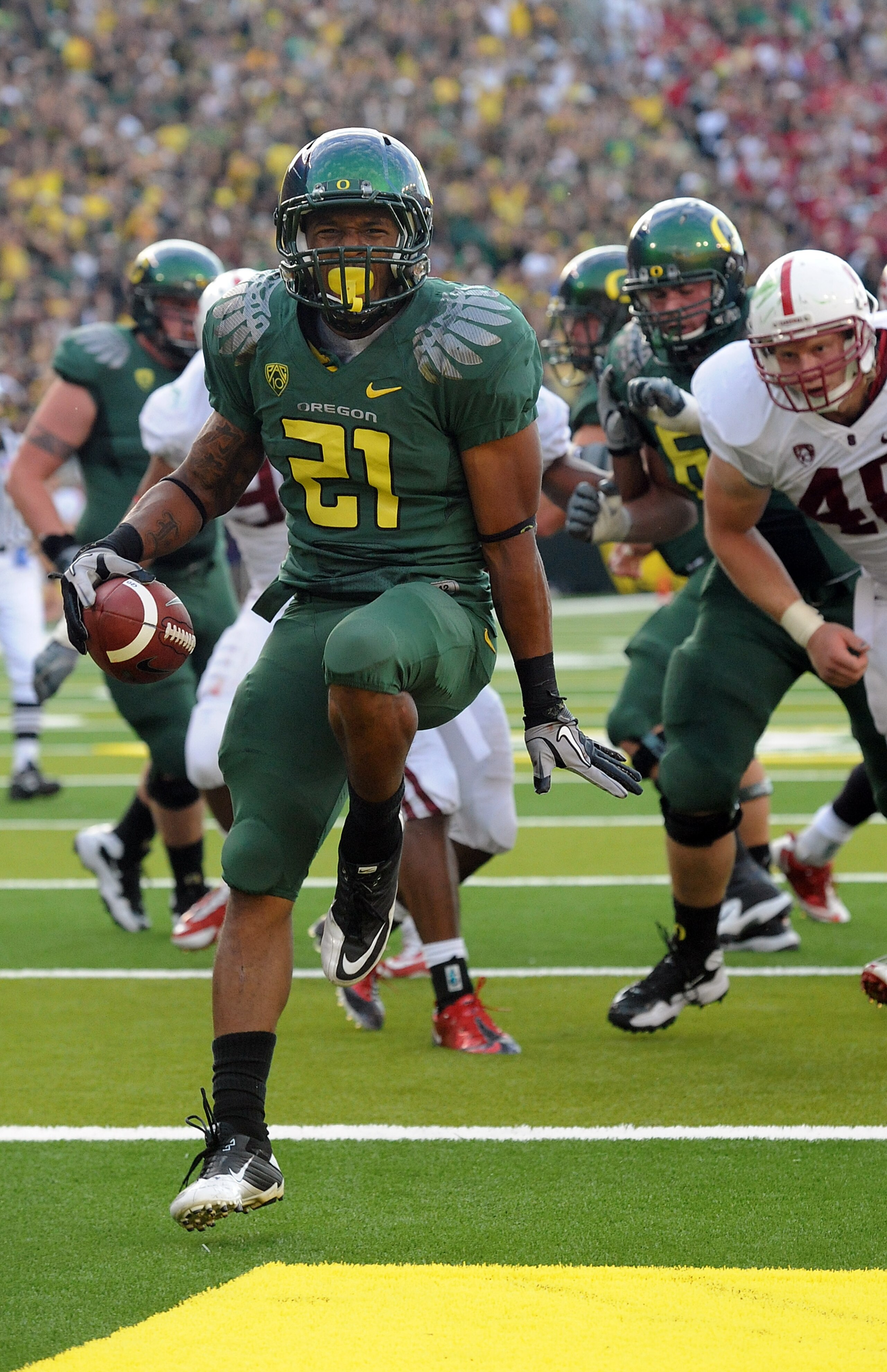 EUGENE, OR - OCTOBER 2: Running back LaMichael James #21 of the Oregon Ducks celebrates as he scores a touchdown in the second quarter of the game against the Stanford Cardinal at Autzen Stadium on October 2, 2010 in Eugene, Oregon. (Photo by Steve Dykes/