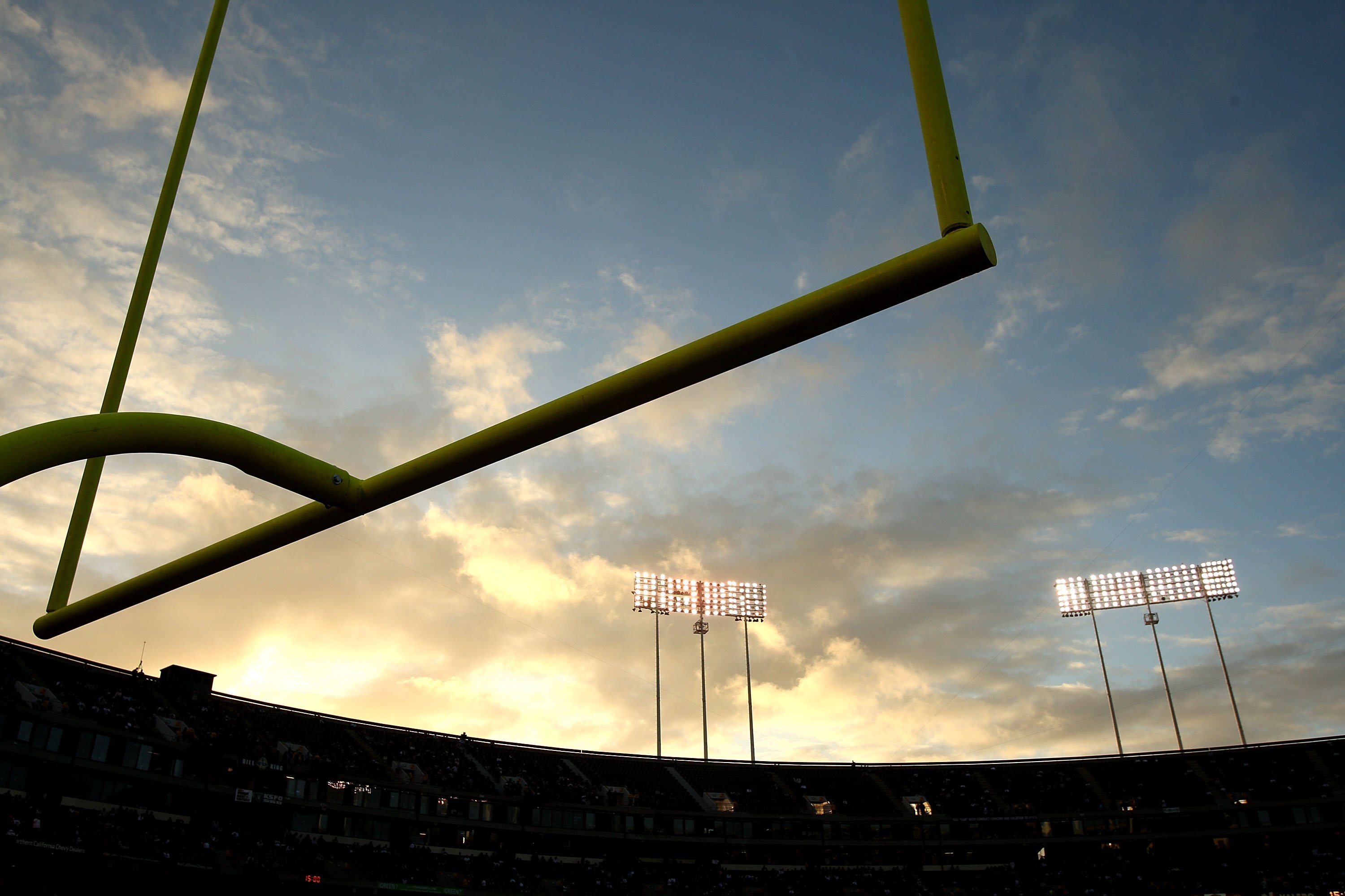 OAKLAND, CA - SEPTEMBER 14:  A general view of the goal posts before the Oakland Raiders game against the San Diego Chargers on September 14, 2009 at the Oakland-Alameda County Coliseum in Oakland, California.  (Photo by Ezra Shaw/Getty Images)