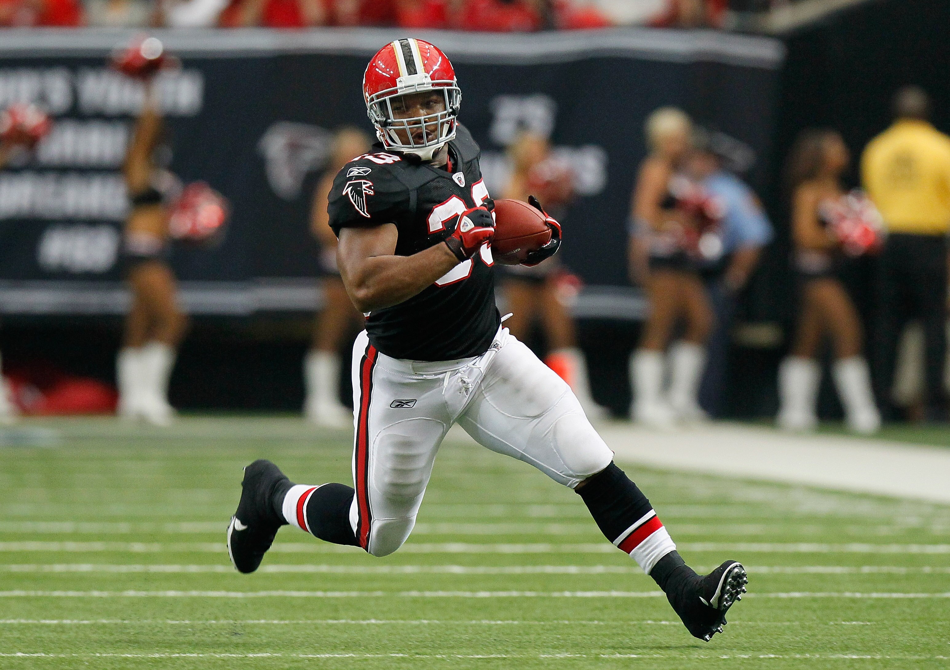 ATLANTA - OCTOBER 03:  Michael Turner #33 of the Atlanta Falcons rushes upfield against the San Francisco 49ers at Georgia Dome on October 3, 2010 in Atlanta, Georgia.  (Photo by Kevin C. Cox/Getty Images)