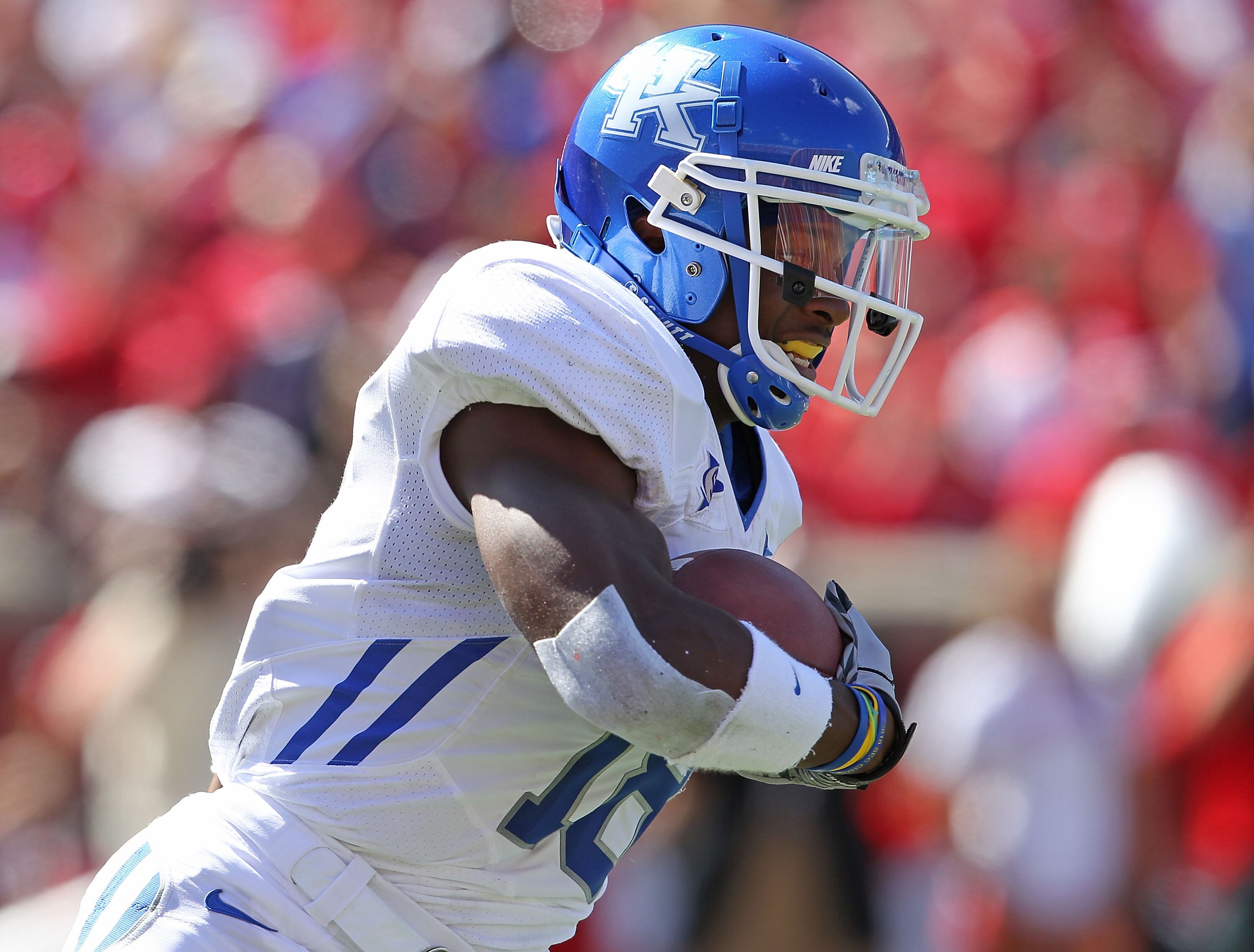 LOUISVILLE, KY - SEPTEMBER 04:  Randall Cobb #18 of the Kentucky Wildcats runs with the ball during the game against the Louisville Cardinals at Papa John's Cardinal Stadium on September 4, 2010 in Louisville, Kentucky.  (Photo by Andy Lyons/Getty Images)