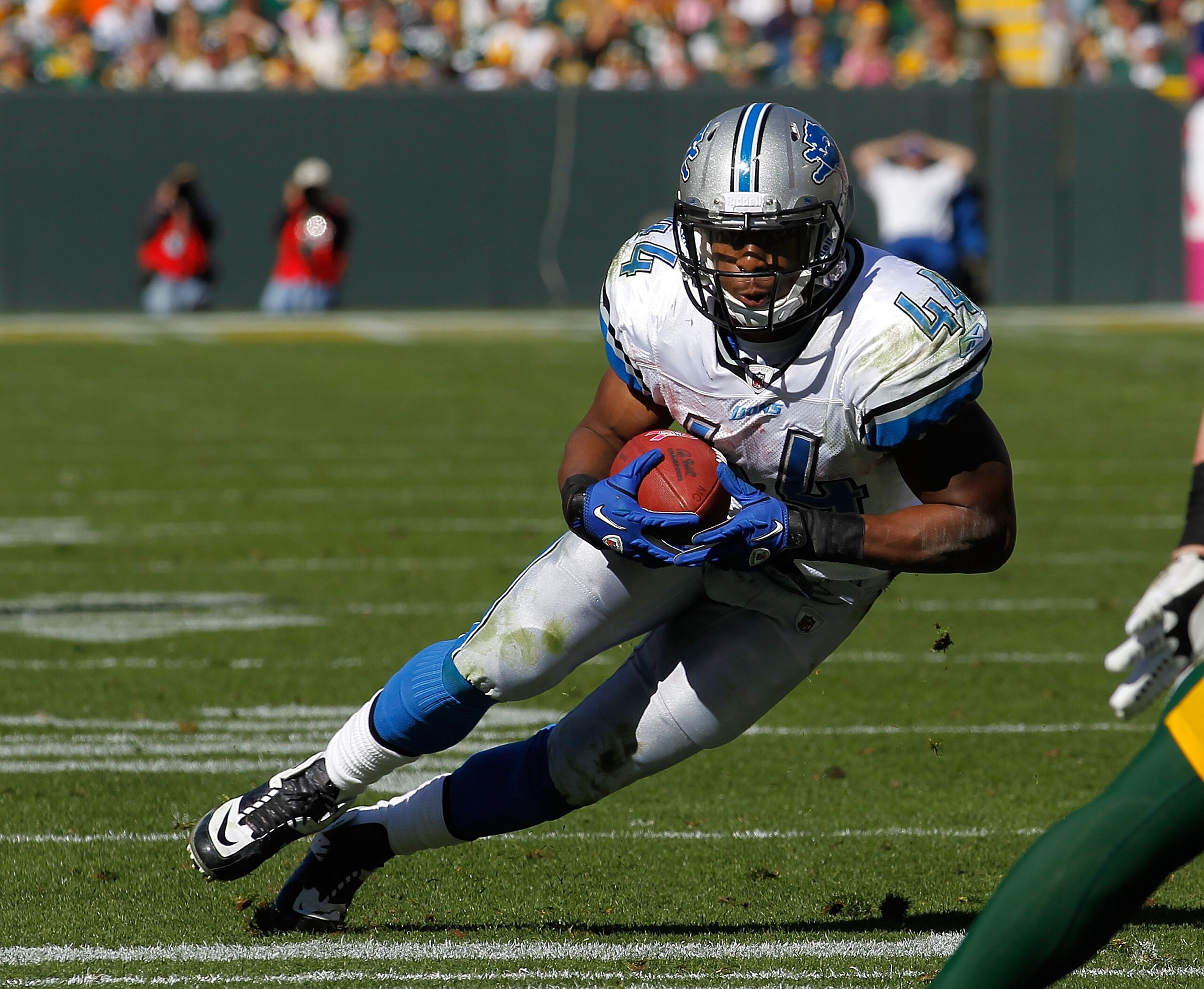 GREEN BAY, WI - OCTOBER 03: Jahvid Best #44 of the Detroit Lions runs against the Green Bay Packers at Lambeau Field on October 3, 2010 in Green Bay, Wisconsin. The Packers defeated the Lions 28-26. (Photo by Jonathan Daniel/Getty Images)
