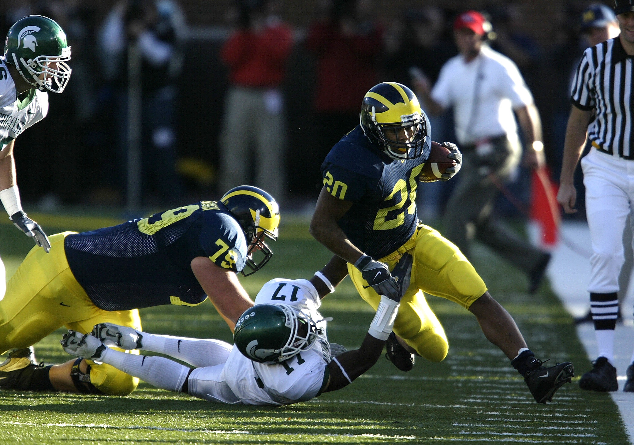 ANN ARBOR, MI - OCTOBER 30: Running back Mike Hart #20 of the Michigan Wolverines rushes against the Michigan State Spartans at Michigan Stadium on October 30, 2004 in Ann Arbor, Michigan. Michigan won the game, 45-37. (Photo by Tom Pidgeon/Getty Image ANN ARBOR, MI - OCTOBER 30: Running back Mike Hart #20 of the Michigan Wolverines rushes against the Michigan State Spartans at Michigan Stadium on October 30, 2004 in Ann Arbor, Michigan. Michigan won the game, 45-37. (Photo by Tom Pidgeon/Getty Image