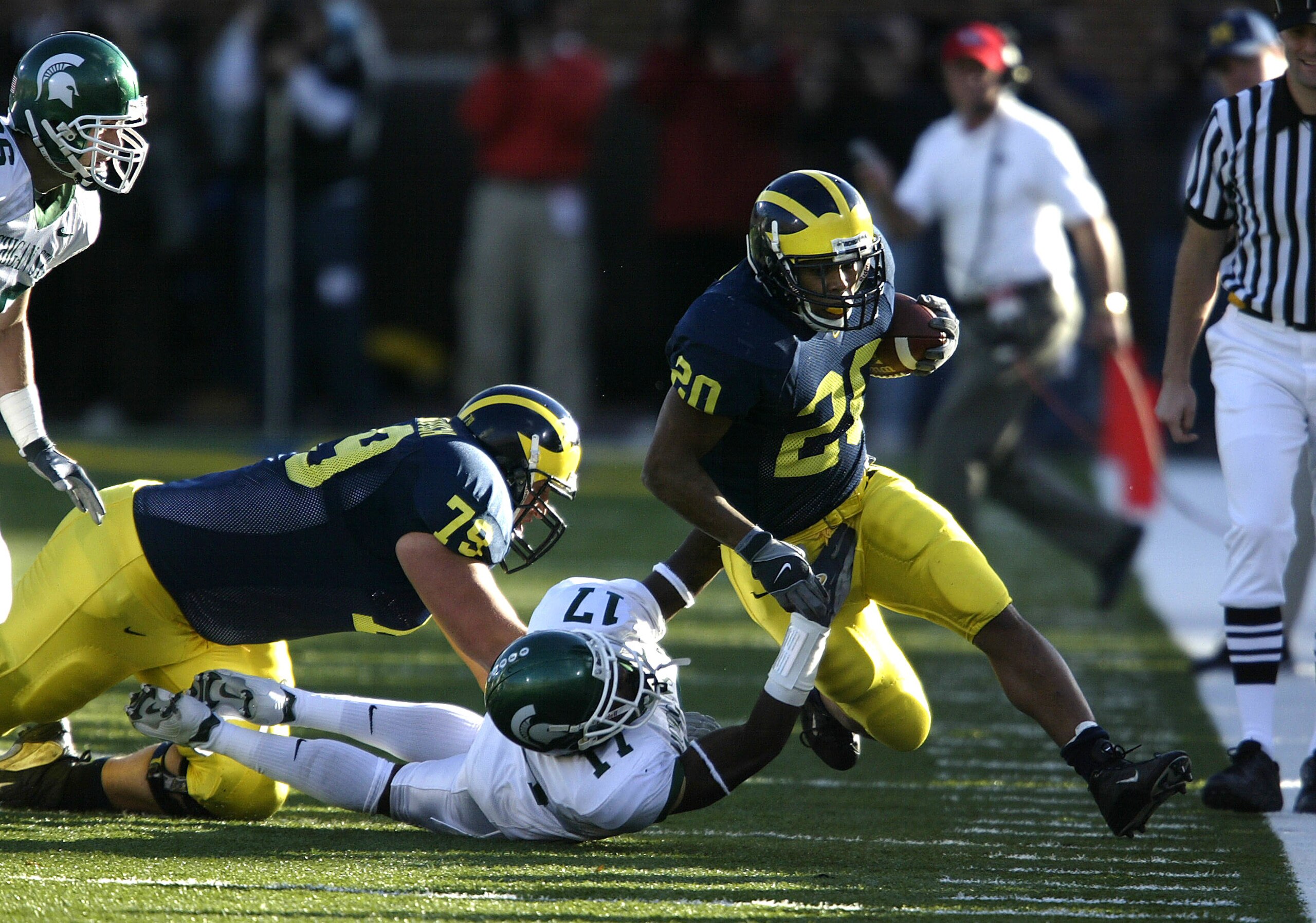 ANN ARBOR, MI - OCTOBER 30:  Running back Mike Hart #20 of the Michigan Wolverines rushes against the Michigan State Spartans at Michigan Stadium on October 30, 2004 in Ann Arbor, Michigan.  Michigan won the game, 45-37.  (Photo by Tom Pidgeon/Getty Image