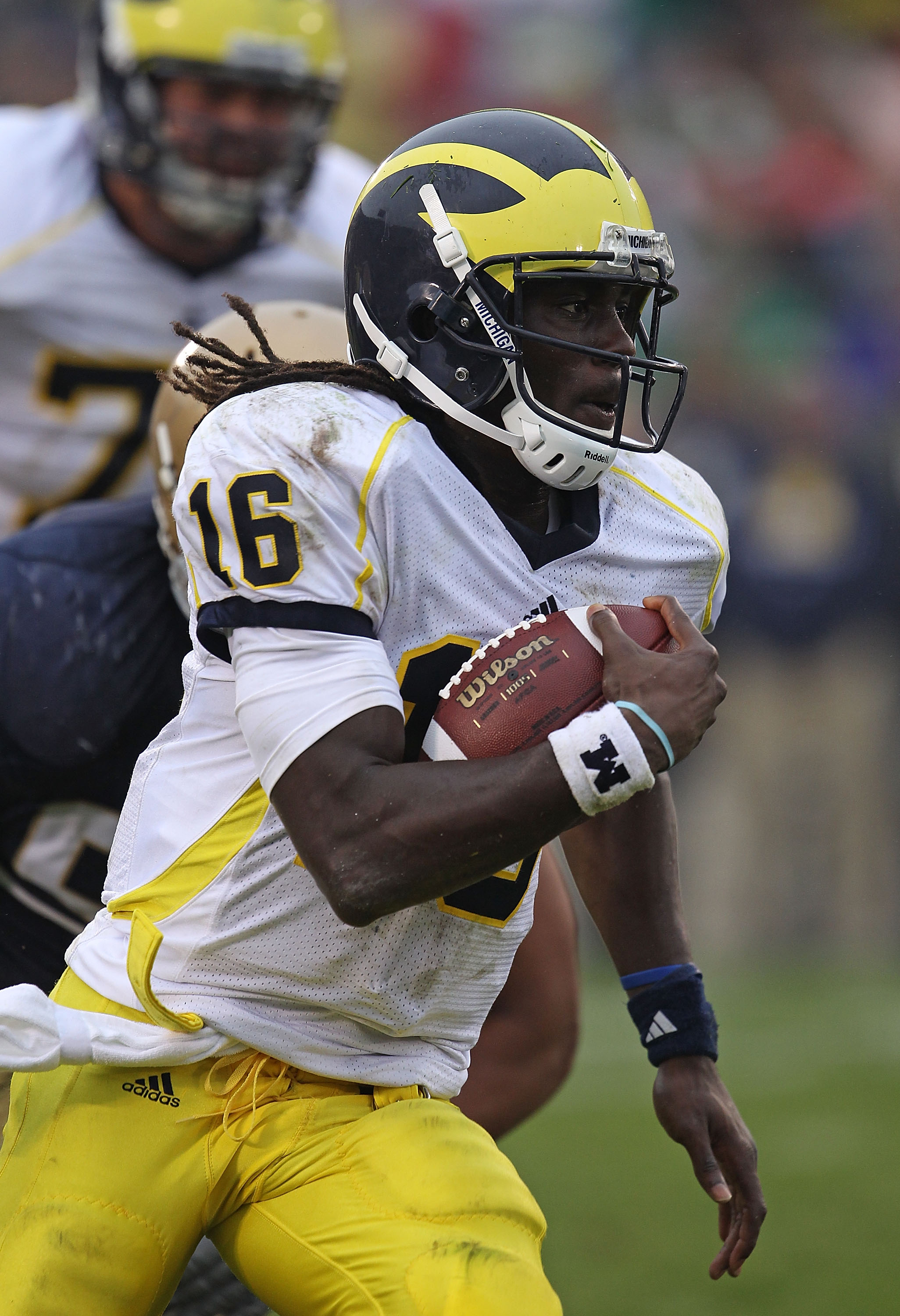 SOUTH BEND, IN - SEPTEMBER 11: Denard Robinson #16 of the Michigan Wolverines takes off on an 87 yard touchdown run against the Notre Dame Fighting Irish at Notre Dame Stadium on September 11, 2010 in South Bend, Indiana. (Photo by Jonathan Daniel/Getty I SOUTH BEND, IN - SEPTEMBER 11: Denard Robinson #16 of the Michigan Wolverines takes off on an 87 yard touchdown run against the Notre Dame Fighting Irish at Notre Dame Stadium on September 11, 2010 in South Bend, Indiana. (Photo by Jonathan Daniel/Getty I