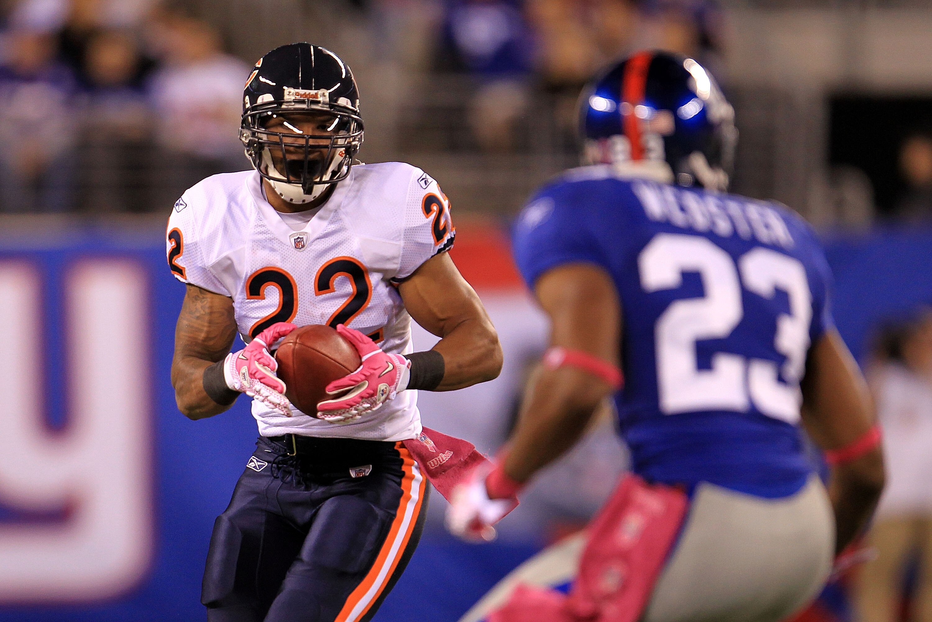 EAST RUTHERFORD, NJ - OCTOBER 03:  Matt Forte #22 of the Chicago Bears runs the ball against the New York Giants at New Meadowlands Stadium on October 3, 2010 in East Rutherford, New Jersey.  (Photo by Chris McGrath/Getty Images)