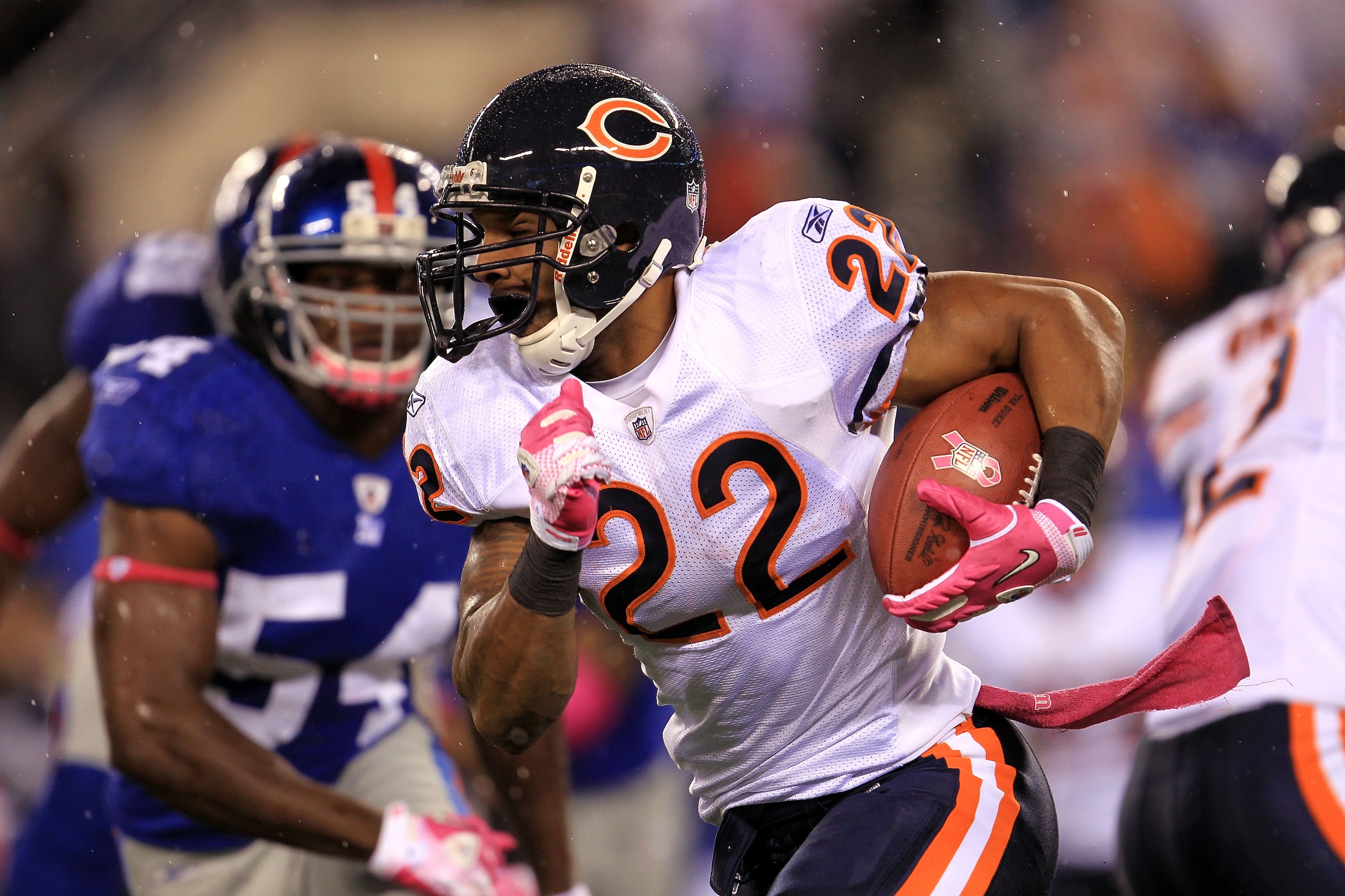 EAST RUTHERFORD, NJ - OCTOBER 03:  Matt Forte #22 of the Chicago Bears runs the ball against the New York Giants at New Meadowlands Stadium on October 3, 2010 in East Rutherford, New Jersey.  (Photo by Chris McGrath/Getty Images)
