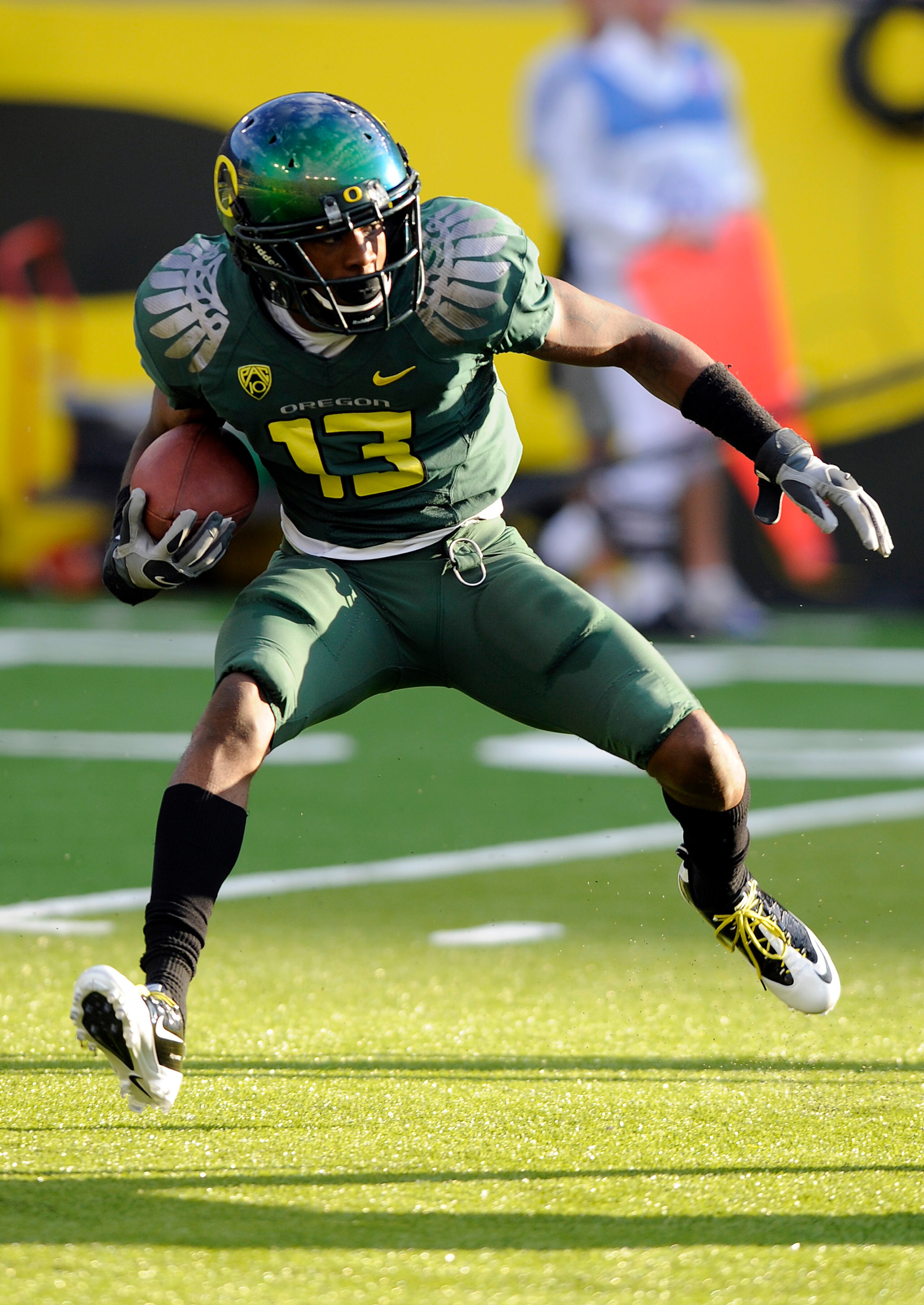 EUGENE, OR - OCTOBER 2: Cornerback Cliff Harris #13 of the Oregon Ducks runs back a kick off in the first quarter of the game against the Stanford Cardinal at Autzen Stadium on October 2, 2010 in Eugene, Oregon. Oregon won the game 52-31. (Photo by Steve