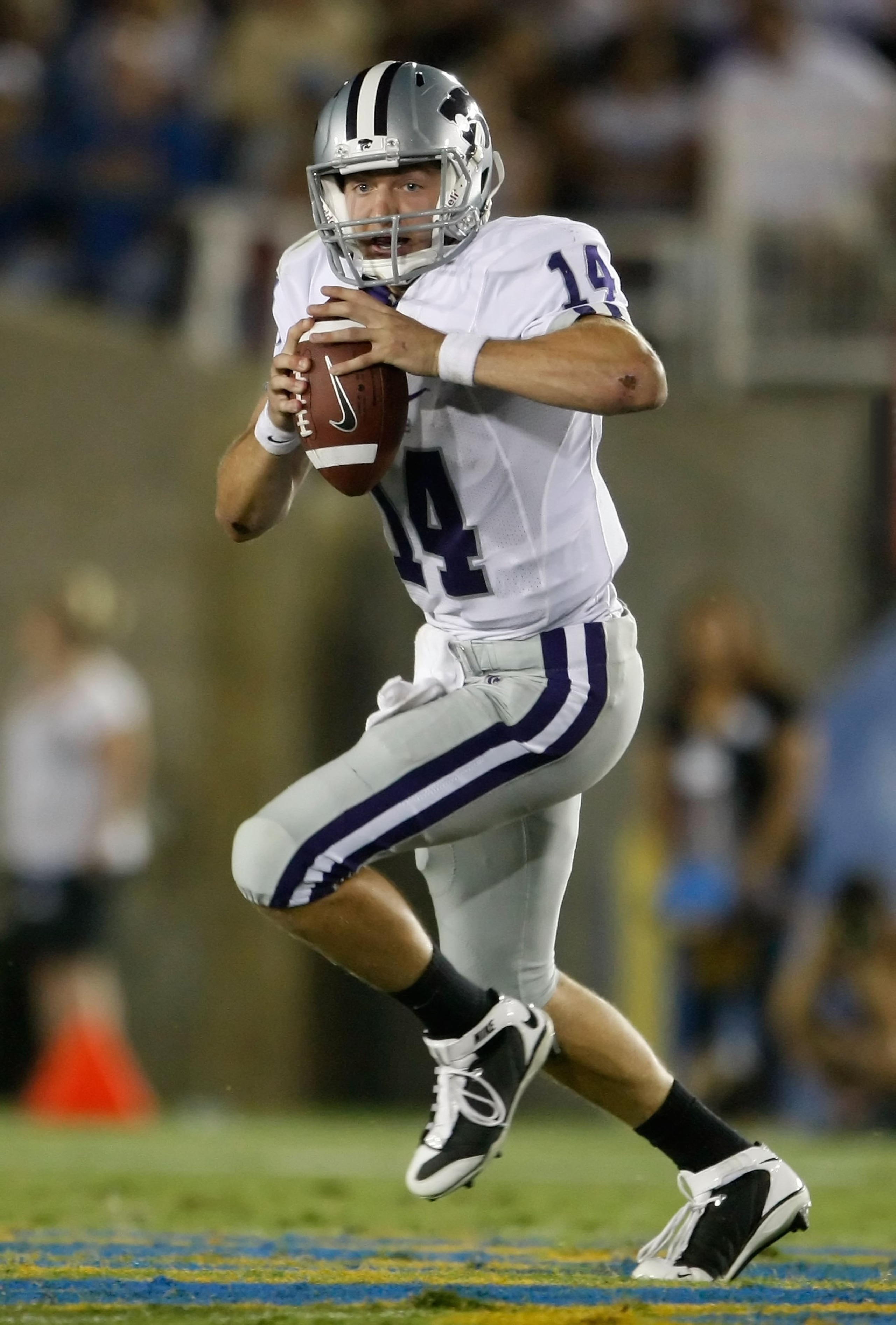 PASADENA, CA - SEPTEMBER 19:  Quarterback Carson Coffman #14 of the Kansas State Wildcats drops back to pass against the UCLA Bruins at the Rose Bowl on September 19, 2009 in Pasadena, California.  (Photo by Jeff Gross/Getty Images)