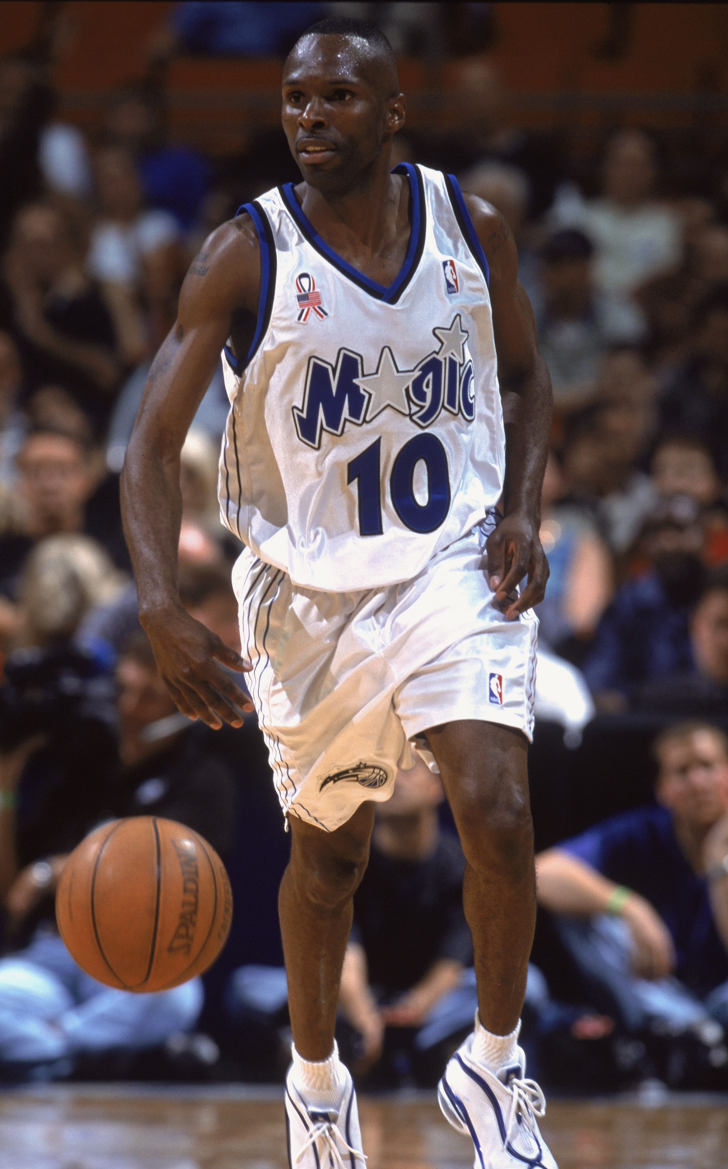 30 Jan 2002:  Point guard Darrell Armstrong #10 of the Orlando Magic dribbles the ball during the NBA game against the Los Angeles Lakers at the TD Waterhouse in Orlando, Florida.  The Lakers defeated the Magic 111-93.  NOTE TO USER:  User expressly ackno