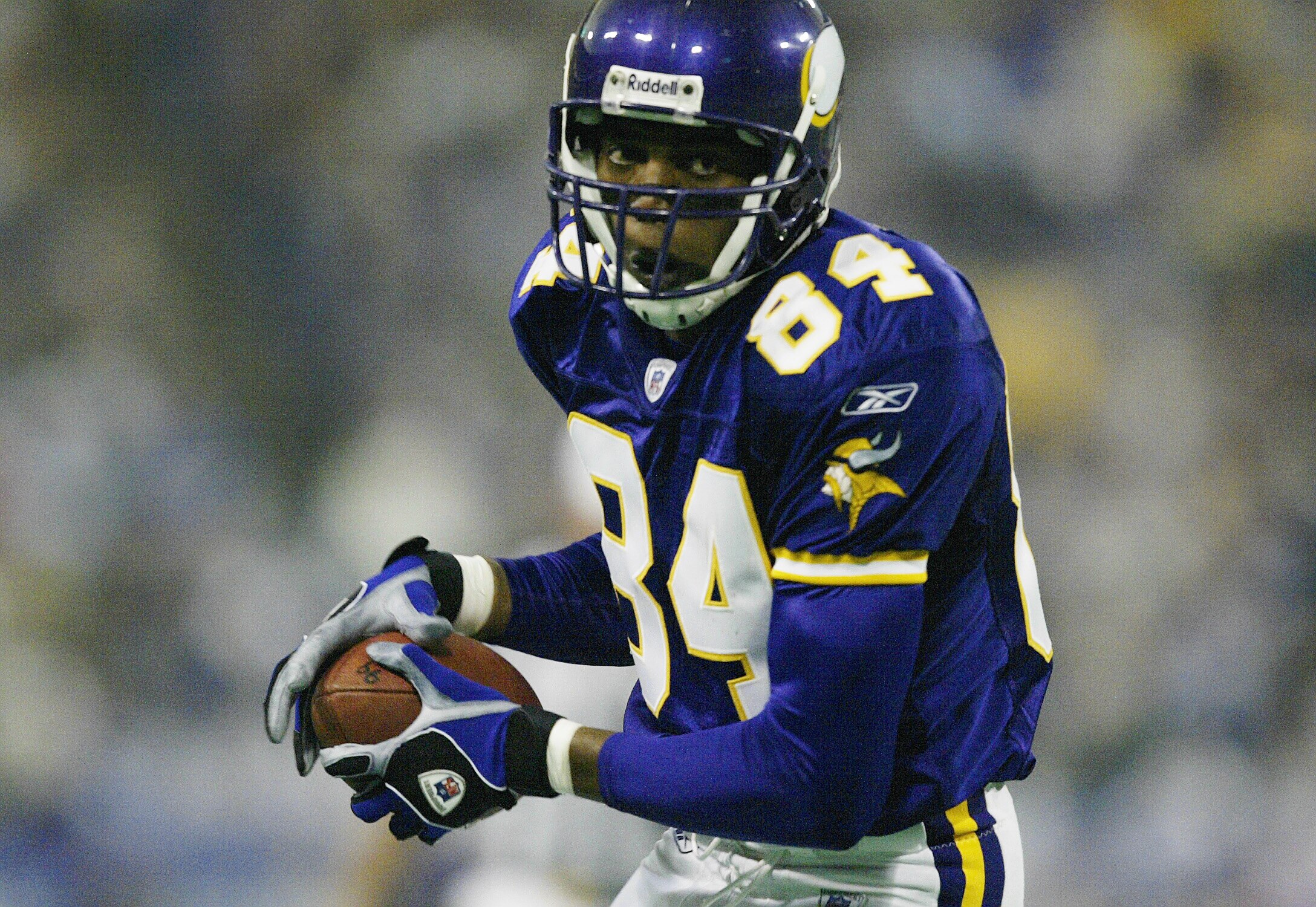 MINNEAPOLIS - NOVEMBER 17:  Randy Moss #84 of the Minnesota Vikings makes the catch in the second half against the Green Bay Packers on November 17, 2002 at the Hubert H. Humphrey Metrodome in Minneapolis, Minnesota. The Minnesota Vikings beat the Green B