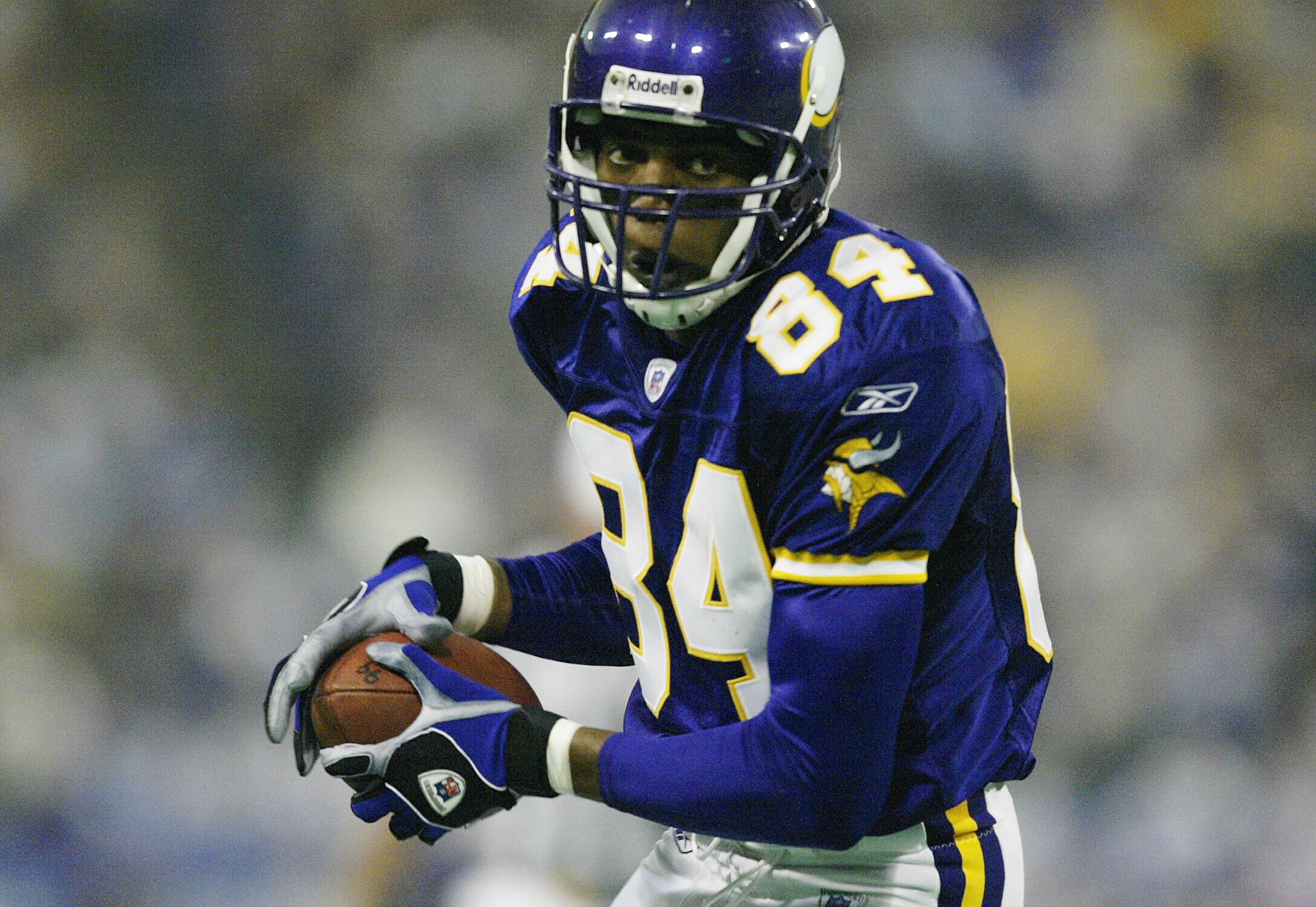 MINNEAPOLIS - NOVEMBER 17:  Randy Moss #84 of the Minnesota Vikings makes the catch in the second half against the Green Bay Packers on November 17, 2002 at the Hubert H. Humphrey Metrodome in Minneapolis, Minnesota. The Minnesota Vikings beat the Green B