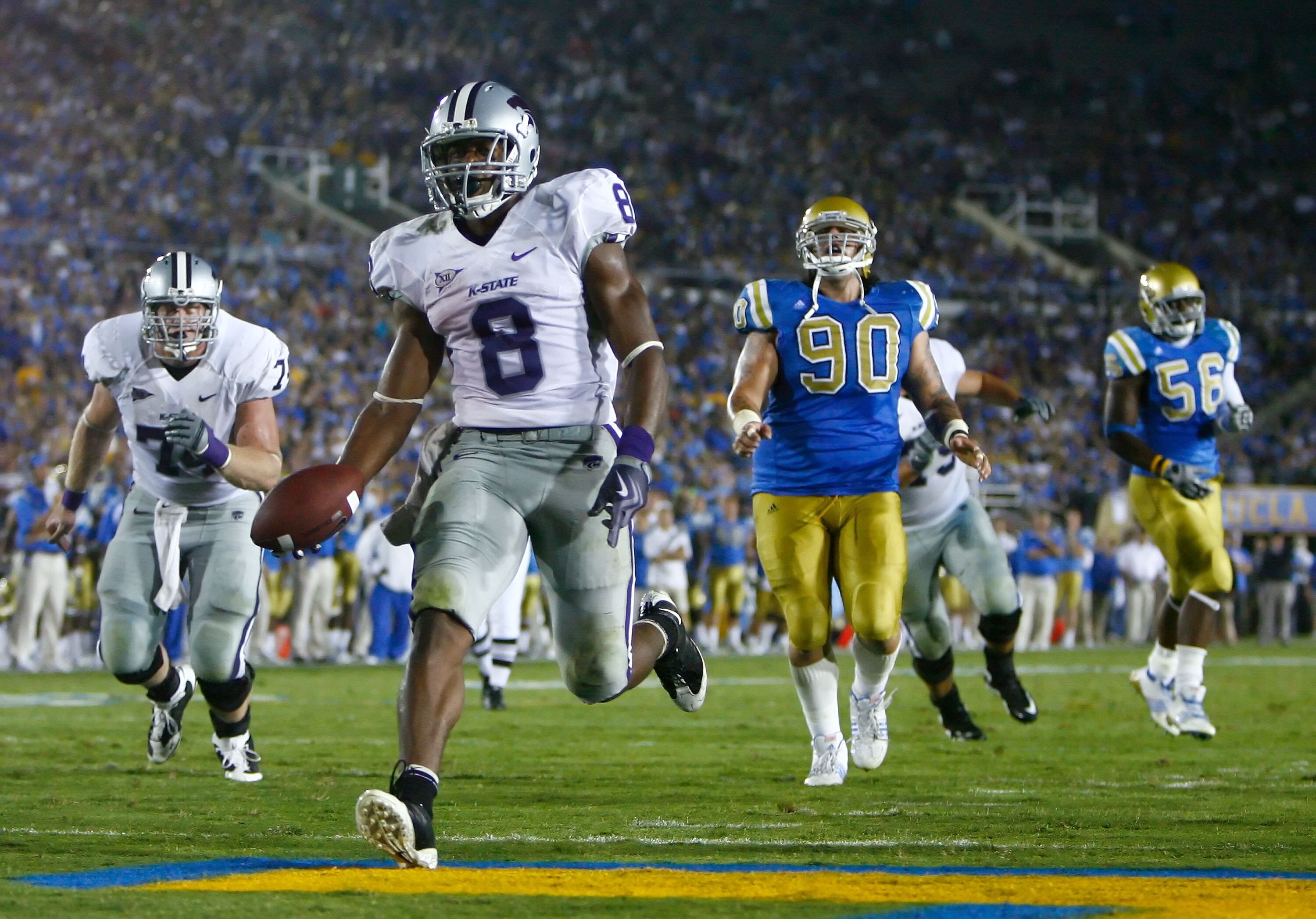 PASADENA, CA - SEPTEMBER 19:  Runningback Daniel Thomas #8 of the Kansas State Wildcats carries the ball into the end zone for a touchdown in the third quarter against the UCLA Bruins at the Rose Bowl on September 19, 2009 in Pasadena, California. UCLA de
