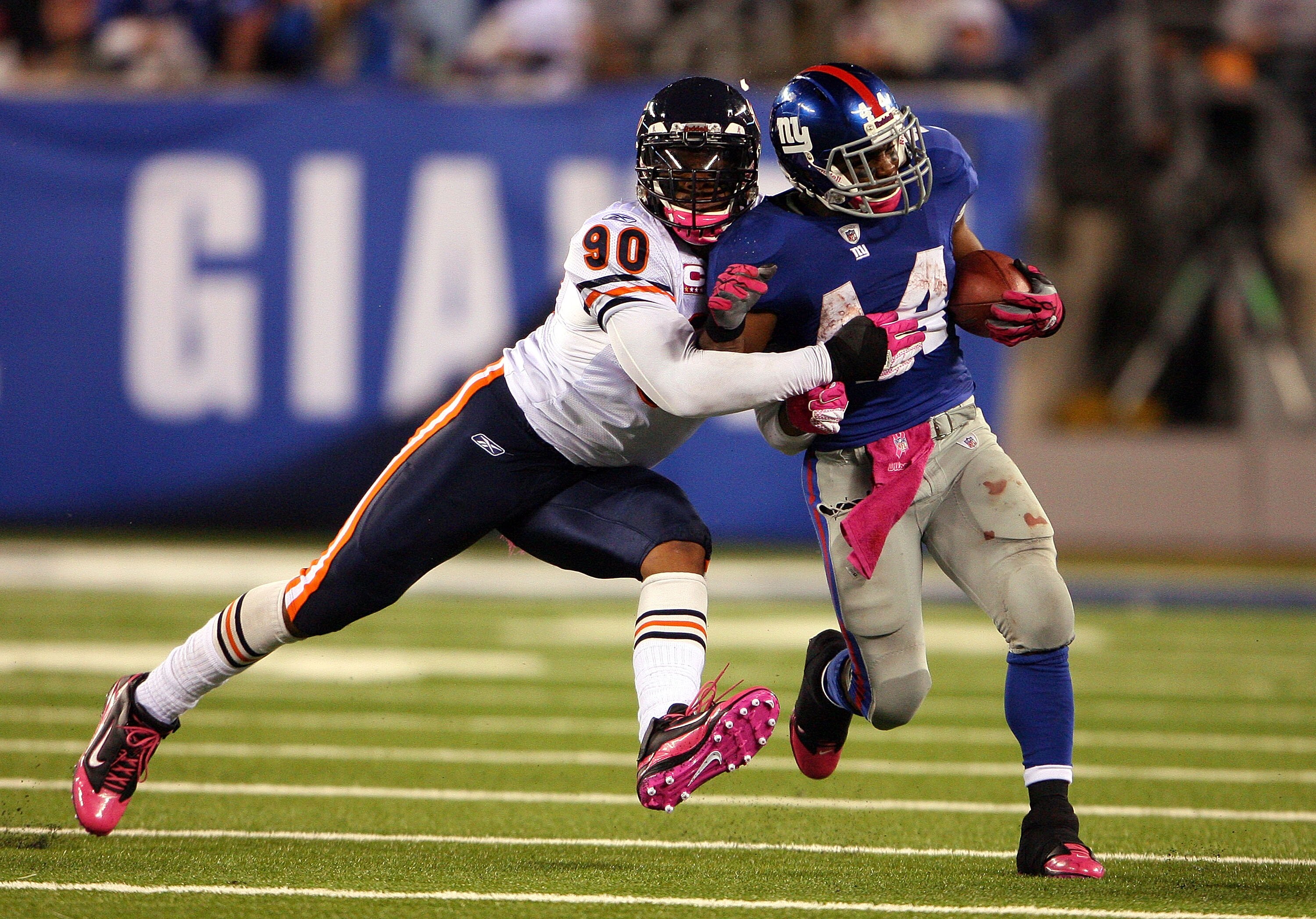 EAST RUTHERFORD, NJ - OCTOBER 03:  Ahmad Bradshaw #44 of the New York Giants runs with the ball against Julius Peppers #90 of the Chicago Bears at New Meadowlands Stadium on October 3, 2010 in East Rutherford, New Jersey.  (Photo by Andrew Burton/Getty Im