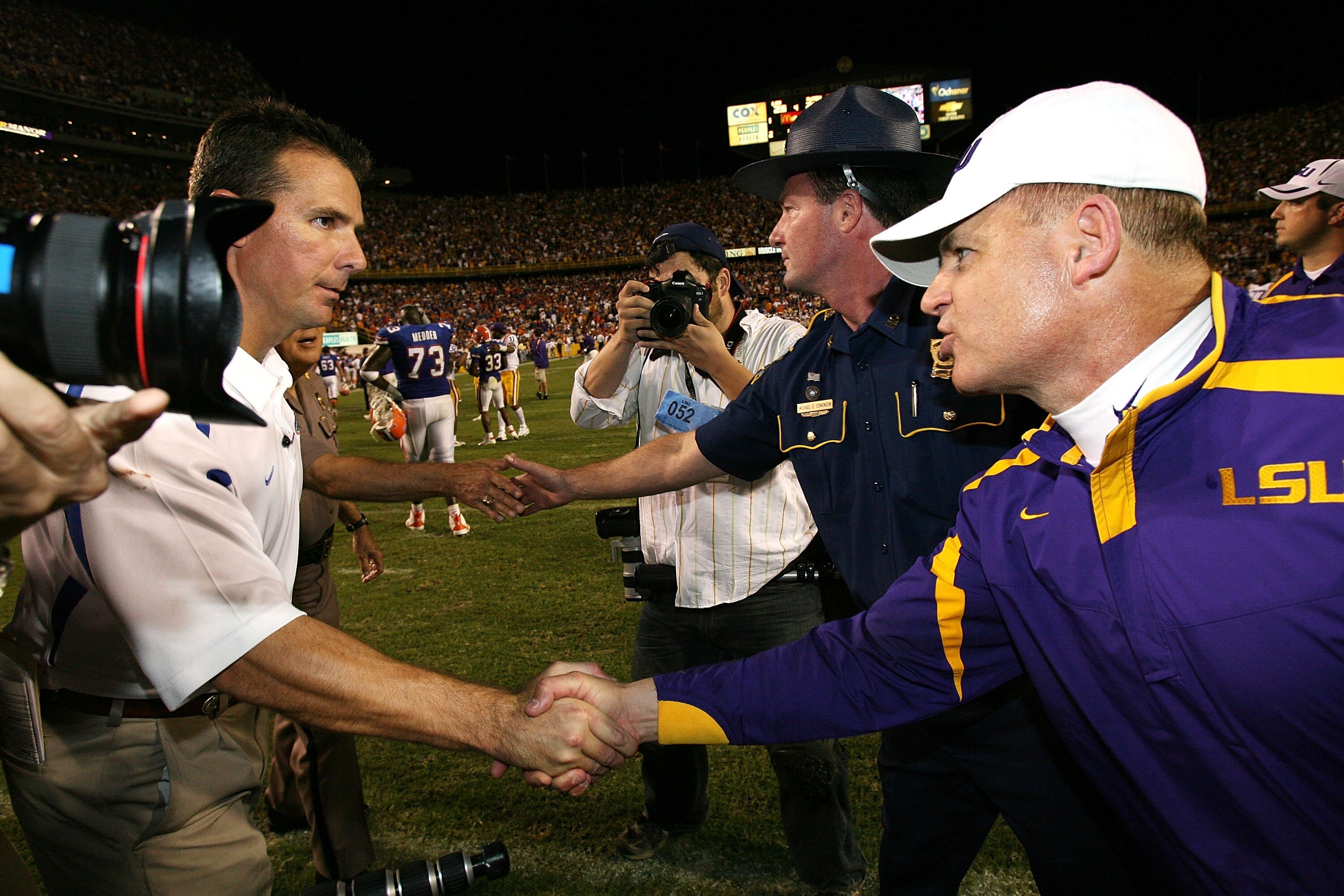 BATON ROUGE, LA - OCTOBER 06:  Head coach Les Miles of the LSU Tigers is congratulated by head coach Urban Meyer the Florida Gators at Tiger Stadium on October , 2007 in Baton Rouge, Louisiana. LSU defeated Florida 28-24.  (Photo by Doug Benc/Getty Images