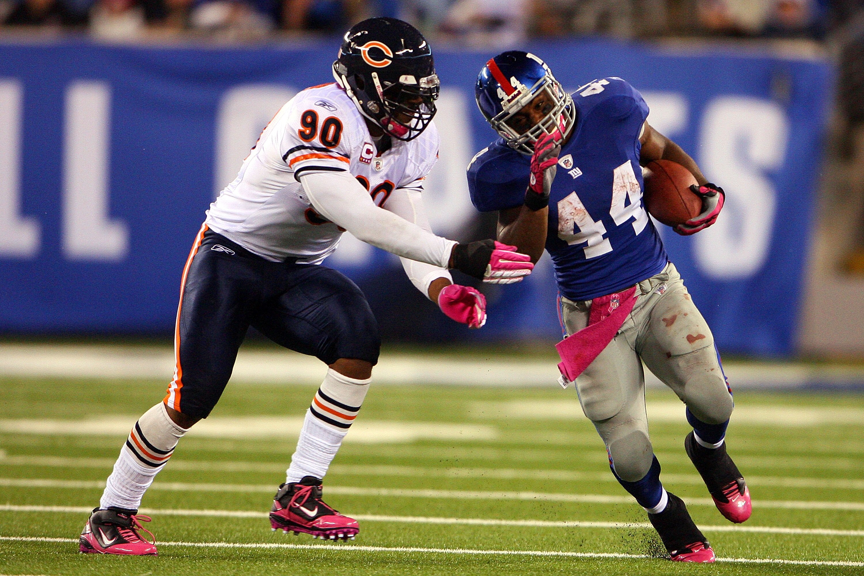 EAST RUTHERFORD, NJ - OCTOBER 03:  Ahmad Bradshaw #44 of the New York Giants runs with the ball against Julius Peppers #90 of the Chicago Bears at New Meadowlands Stadium on October 3, 2010 in East Rutherford, New Jersey.  (Photo by Andrew Burton/Getty Im
