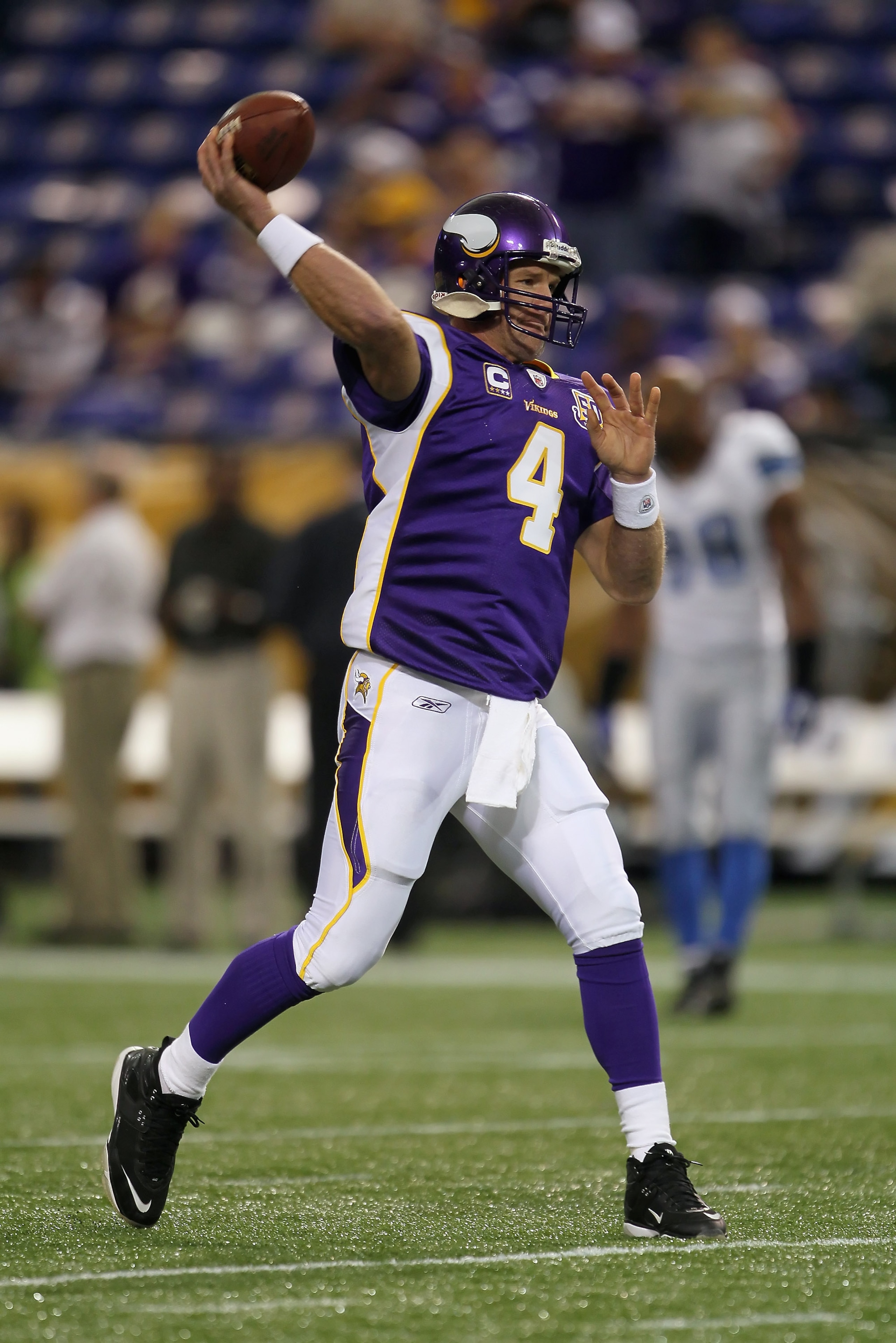 MINNEAPOLIS - SEPTEMBER 26: Quarterback Brett Favre #4 of the Minnesota Vikings drops back to pass prior to the start of the game against the Detroit Lions at Mall of America Field on September 26, 2010 in Minneapolis, Minnesota. (Photo by Jeff Gross/Ge MINNEAPOLIS - SEPTEMBER 26: Quarterback Brett Favre #4 of the Minnesota Vikings drops back to pass prior to the start of the game against the Detroit Lions at Mall of America Field on September 26, 2010 in Minneapolis, Minnesota. (Photo by Jeff Gross/Ge