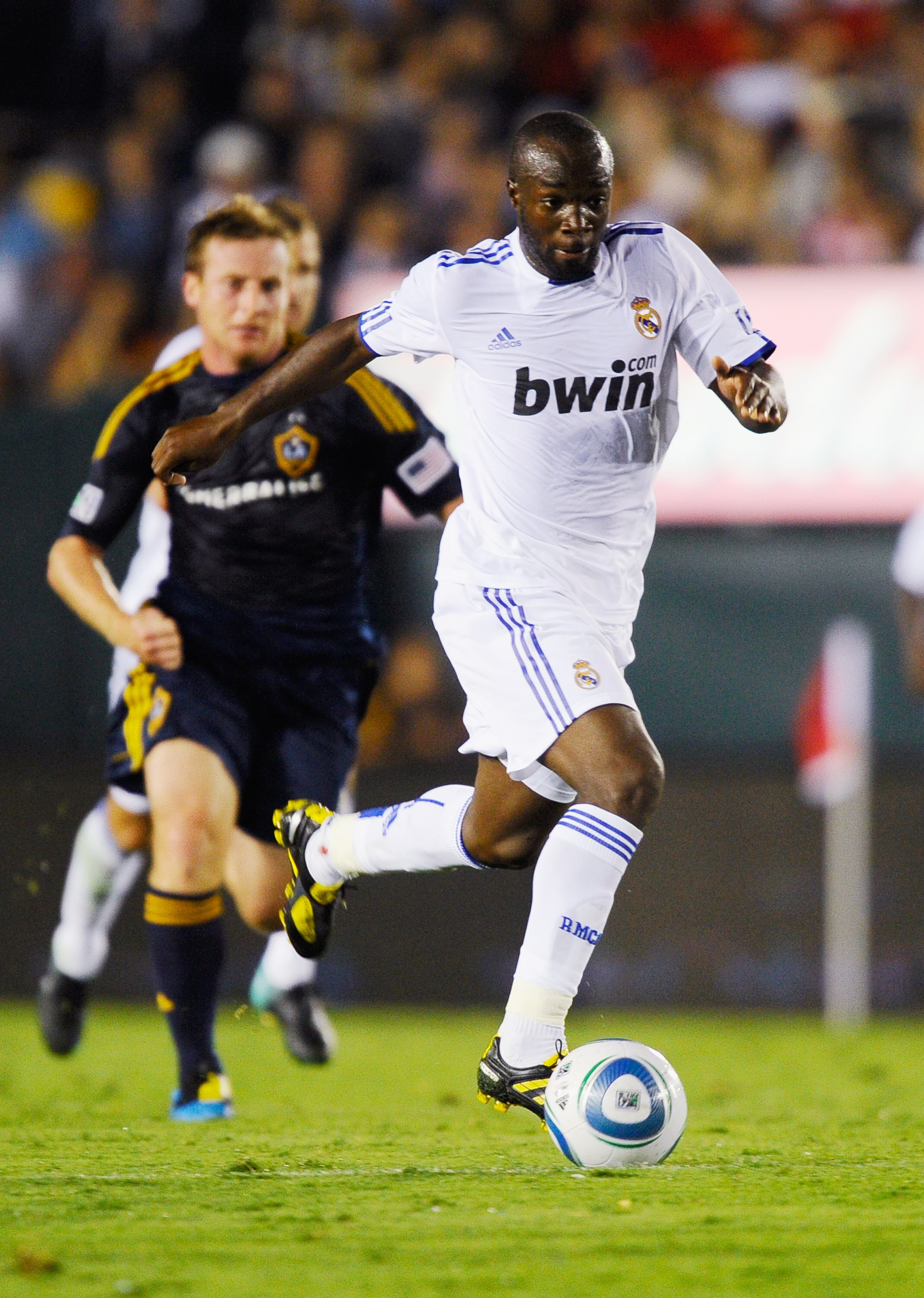 PASADENA, CA - AUGUST 07: Lassana Diarra #10 of Real Madrid during the pre-season friendly soccer match against Los Angeles Galaxy on August 7, 2010 at the Rose Bowl in Pasadena, California. Real Madrid will travel back to Spain after the soccer match com PASADENA, CA - AUGUST 07: Lassana Diarra #10 of Real Madrid during the pre-season friendly soccer match against Los Angeles Galaxy on August 7, 2010 at the Rose Bowl in Pasadena, California. Real Madrid will travel back to Spain after the soccer match com