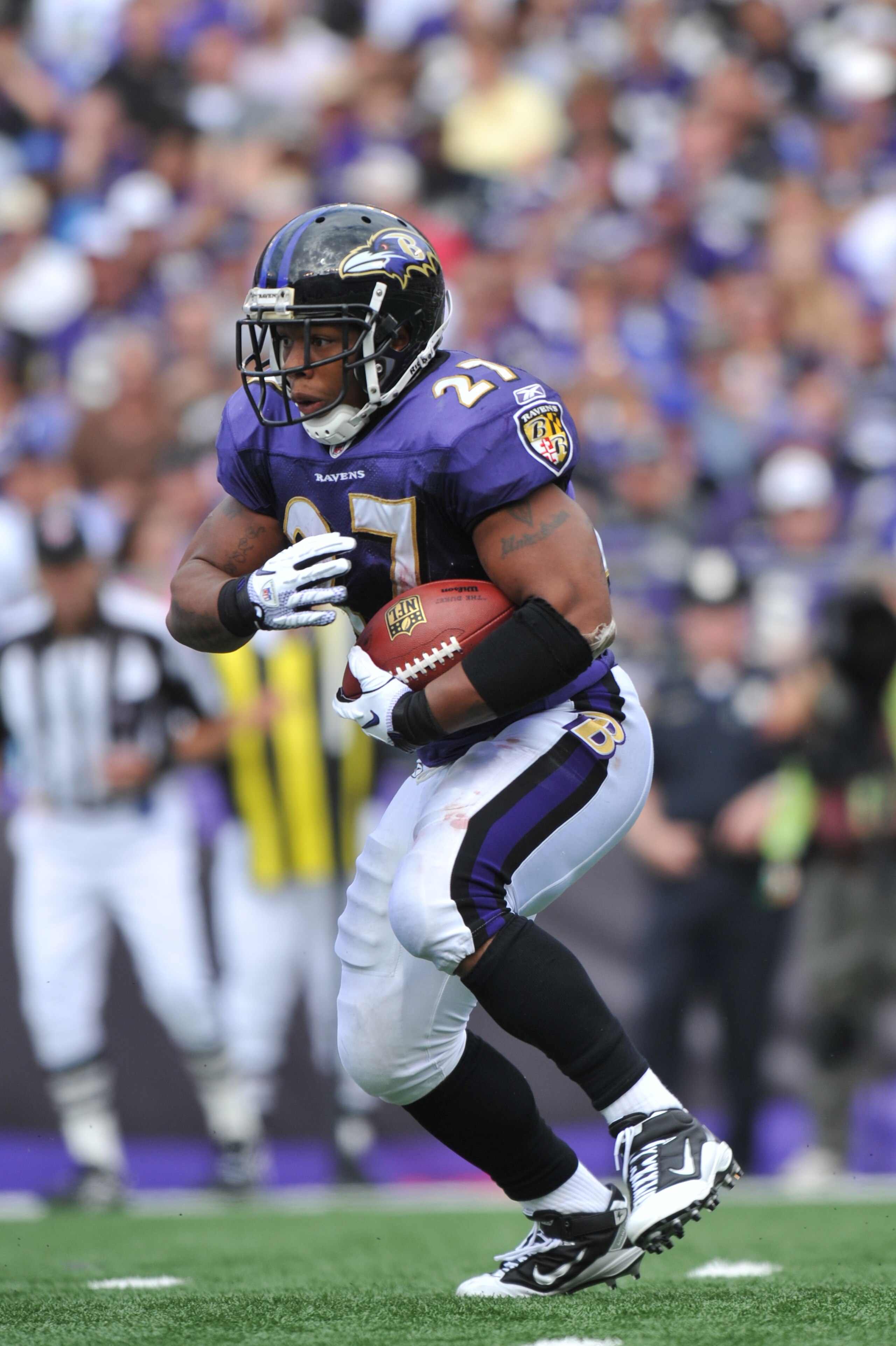 BALTIMORE - SEPTEMBER 26:  Ray Rice #27 of the Baltimore Ravens runs the ball against the Cleveland Browns  at M&T Bank Stadium on September 26, 2010 in Baltimore, Maryland. The Ravens defeated the Browns 24-17. (Photo by Larry French/Getty Images)