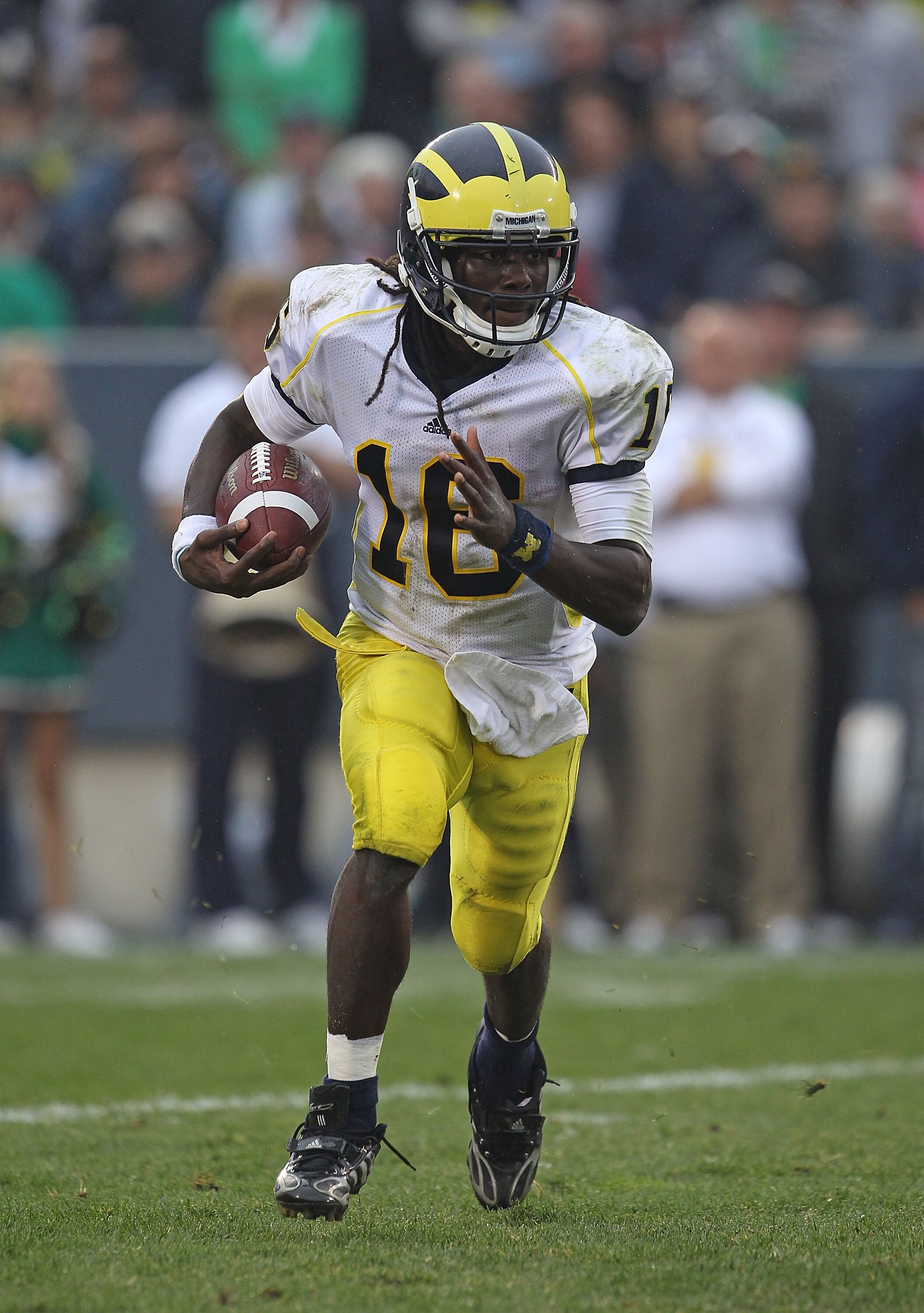 SOUTH BEND, IN - SEPTEMBER 11: Denard Robinson #16 of the Michigan Wolverines takes off on an 87 yard touchdown run against the Notre Dame Fighting Irish at Notre Dame Stadium on September 11, 2010 in South Bend, Indiana. (Photo by Jonathan Daniel/Getty I