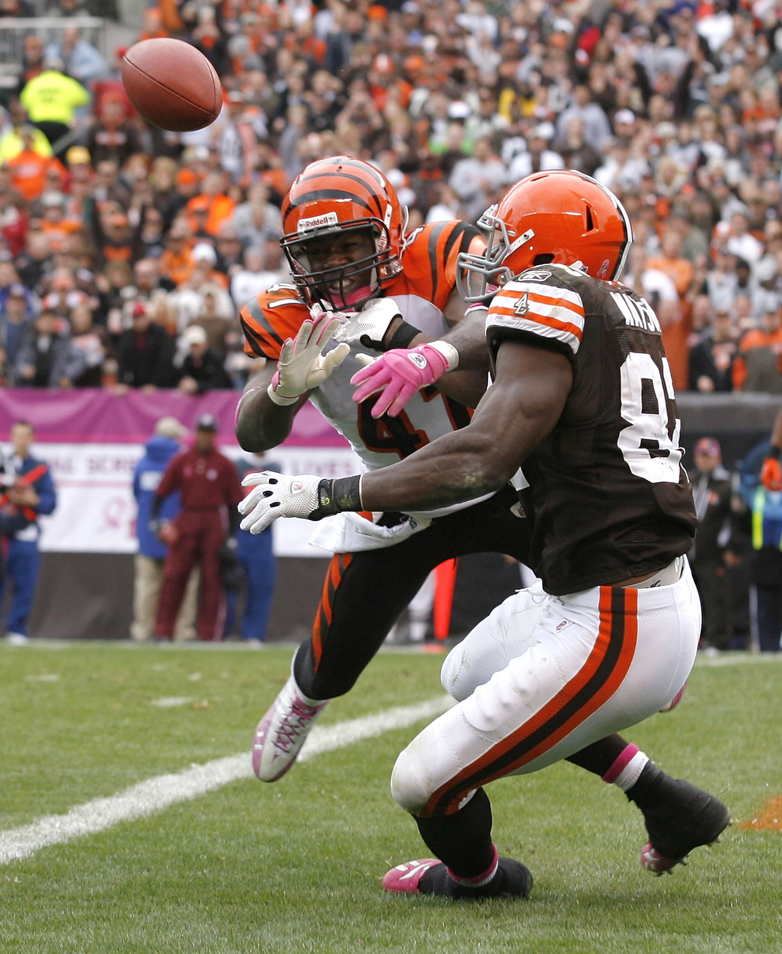 CLEVELAND - OCTOBER 03:  Safety Chinedum Ndukwe #41 of the Cincinnati Bengals breaks up a pass to tight end Benjamin Watson #82 of the Cleveland Browns at Cleveland Browns Stadium on October 3, 2010 in Cleveland, Ohio.  (Photo by Matt Sullivan/Getty Image