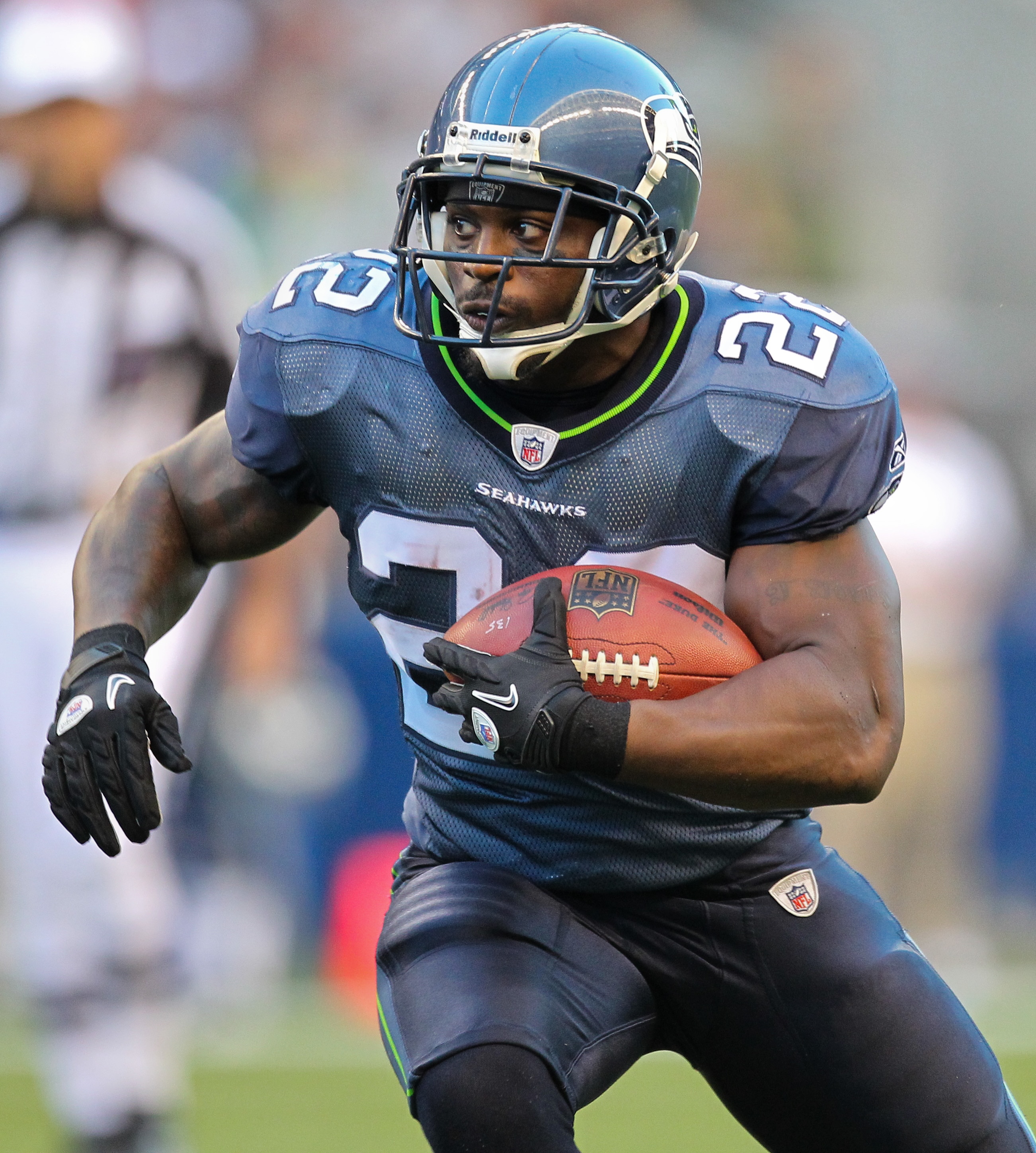 SEATTLE - AUGUST 14:  Running back Julius Jones #22 of the Seattle Seahawks rushes during the preseason game against the Tennessee Titans at Qwest Field on August 14, 2010 in Seattle, Washington. (Photo by Otto Greule Jr/Getty Images)