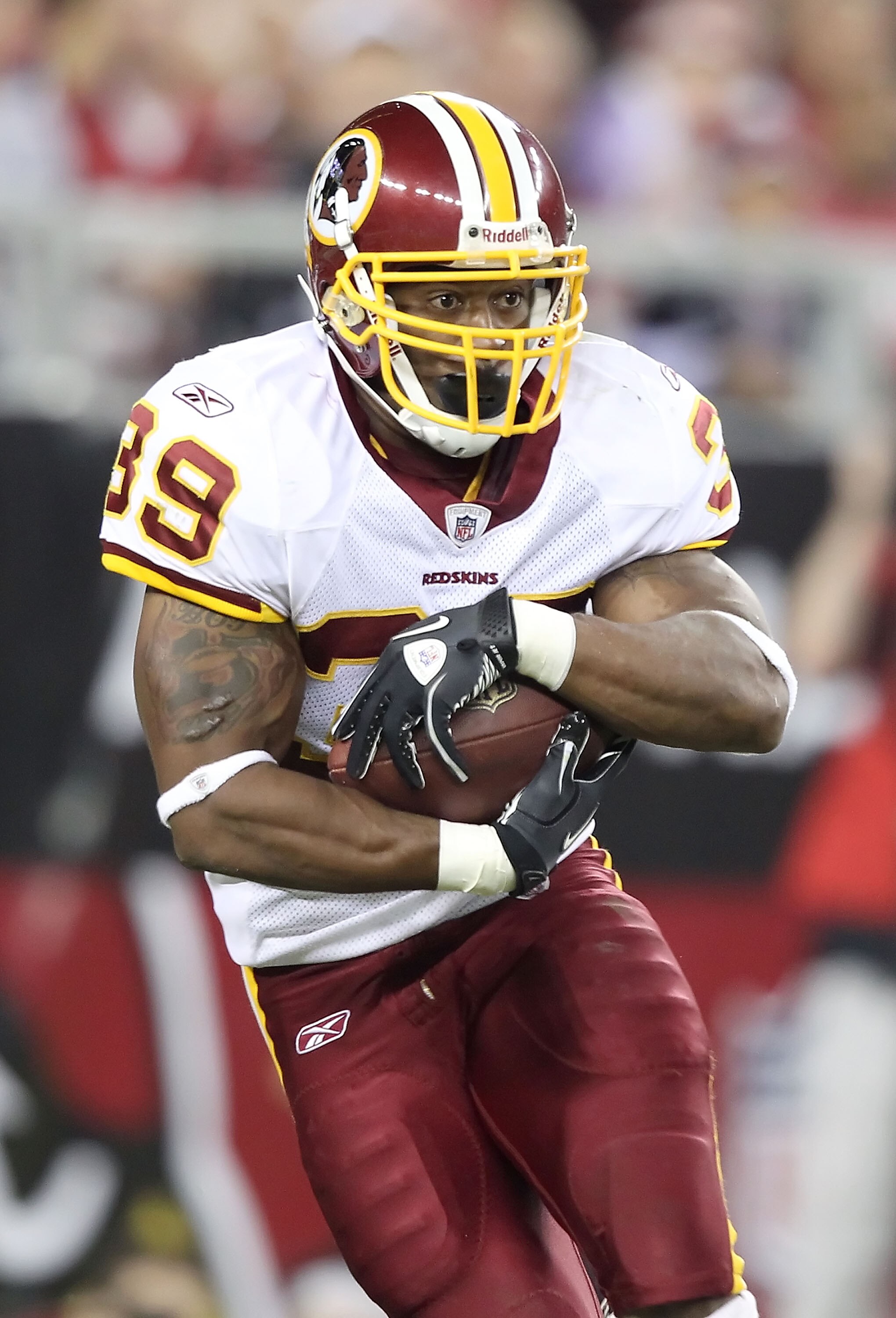 GLENDALE, AZ - SEPTEMBER 02:  Runningback Willie Parker #39 of the Washington Redskins rushes the football against the Arizona Cardinals during preseason NFL game at the University of Phoenix Stadium on September 2, 2010 in Glendale, Arizona. The Cardinal