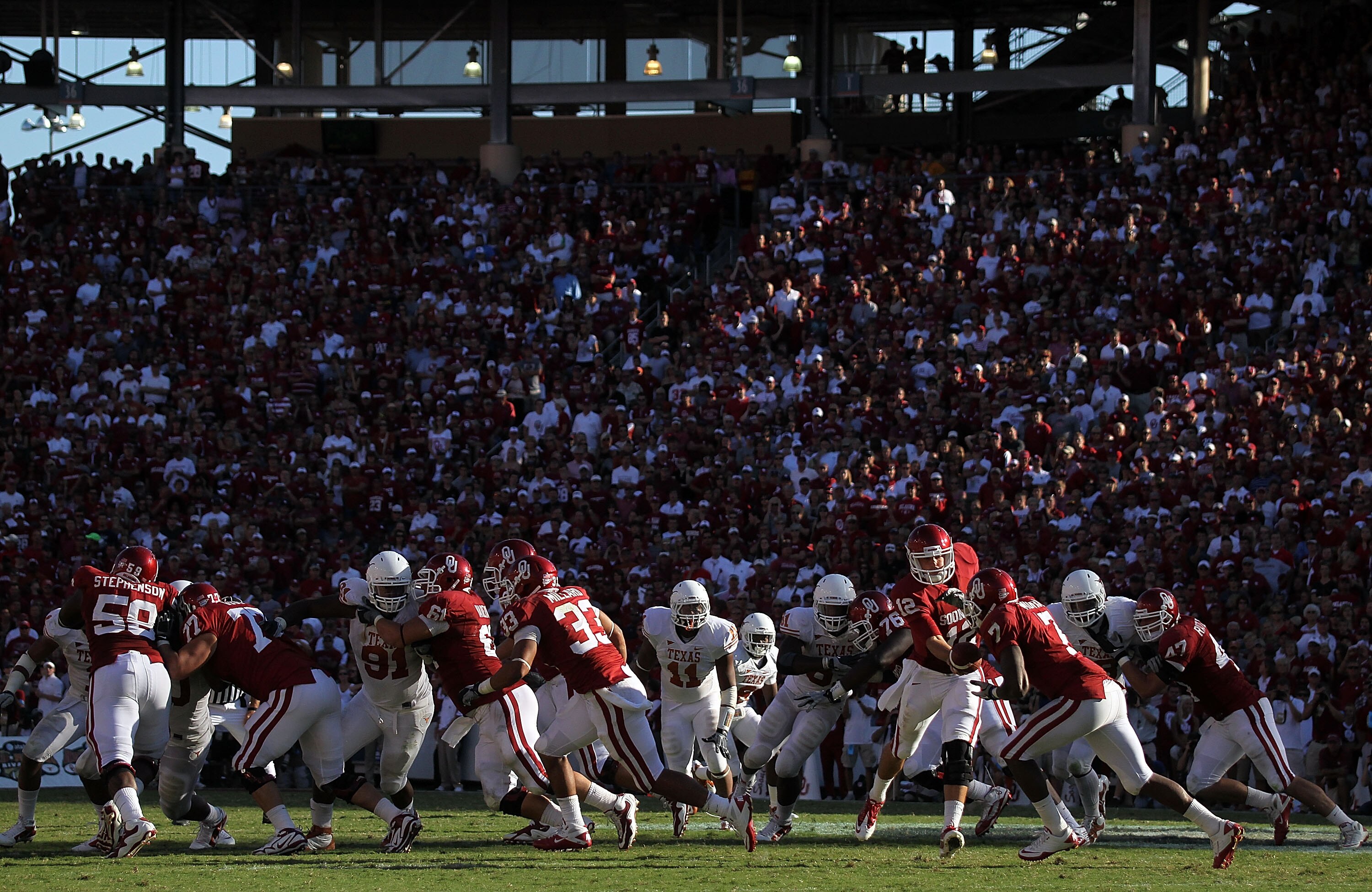 DALLAS - OCTOBER 02:  The Oklahoma Sooners on offense against the Texas Longhorns at the Cotton Bowl on October 2, 2010 in Dallas, Texas.  (Photo by Ronald Martinez/Getty Images)