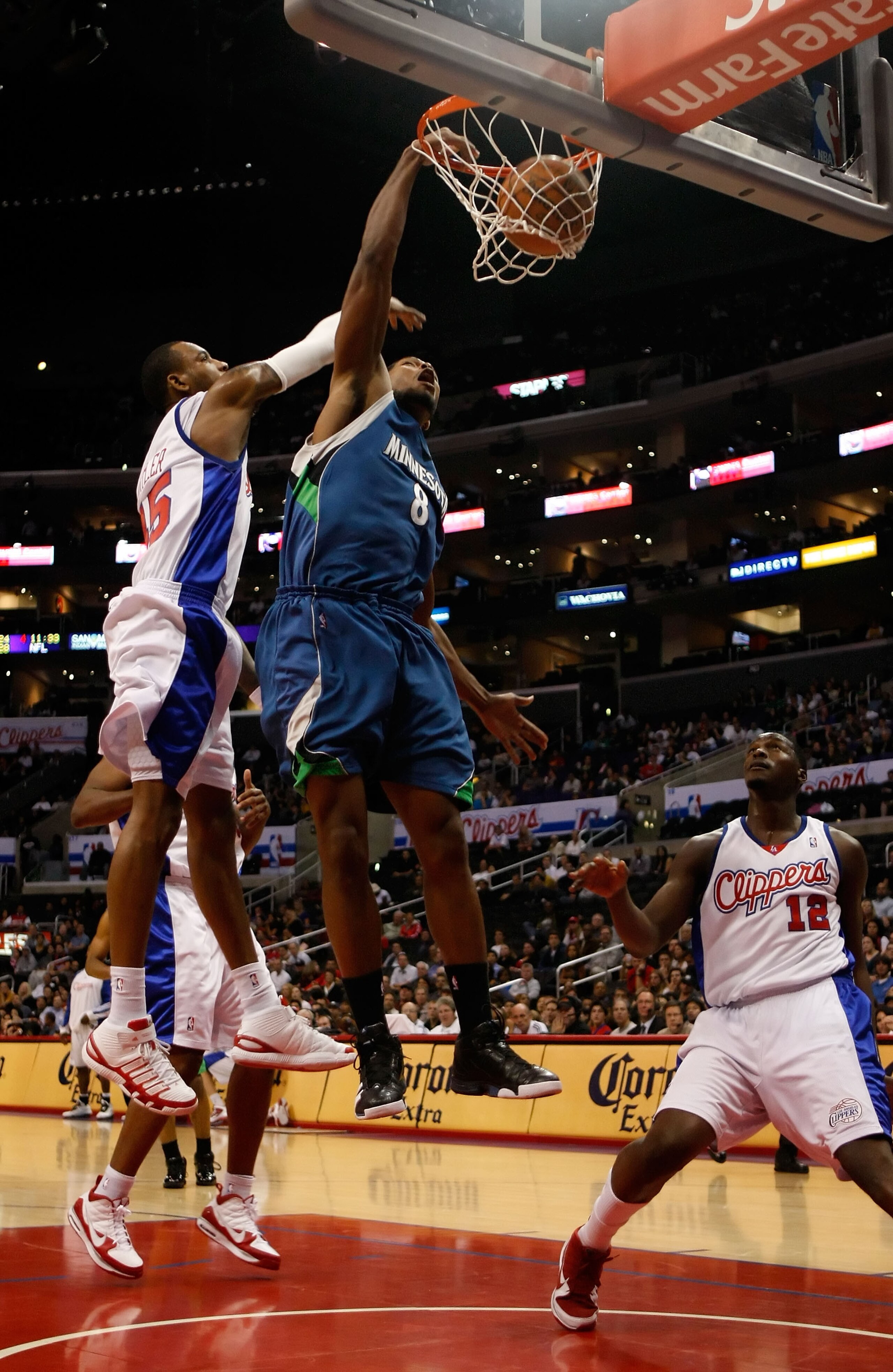 LOS ANGELES, CA - NOVEMBER 02:  Ryan Gomes #8 of the Minnesota Timberwolves dunks past Rasual Butler #45 of the Los Angeles Clippers during the first half at Staples Center on November 2, 2009 in Los Angeles, California. NOTE TO USER: User expressly ackno