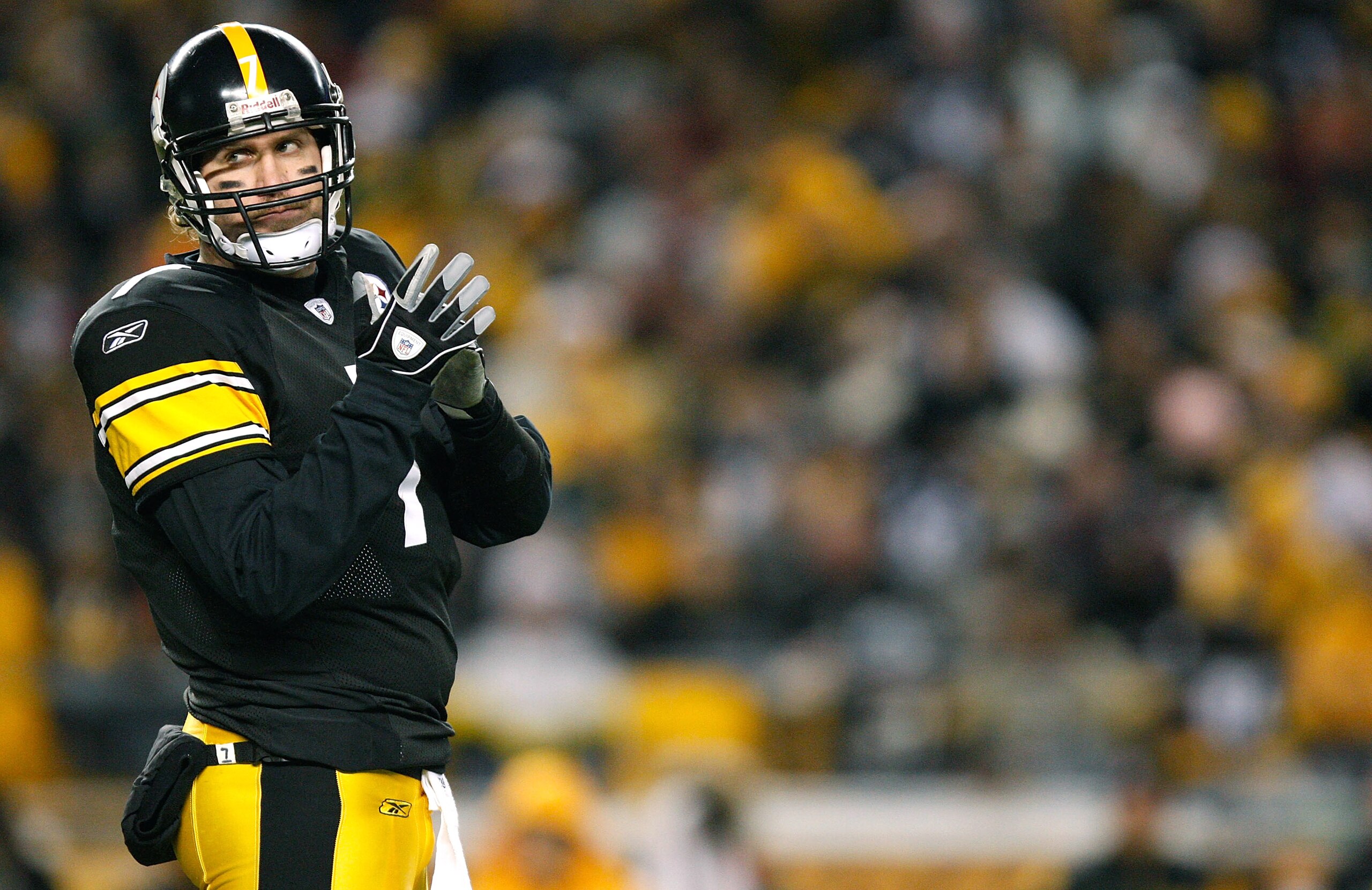 PITTSBURGH - DECEMBER 20: Ben Roethlisberger #7 of the Pittsburgh Steelers calls a timeout during the game against the Green Bay Packers on December 20, 2009 at Heinz Field in Pittsburgh, Pennsylvania. (Photo by Jared Wickerham/Getty Images)