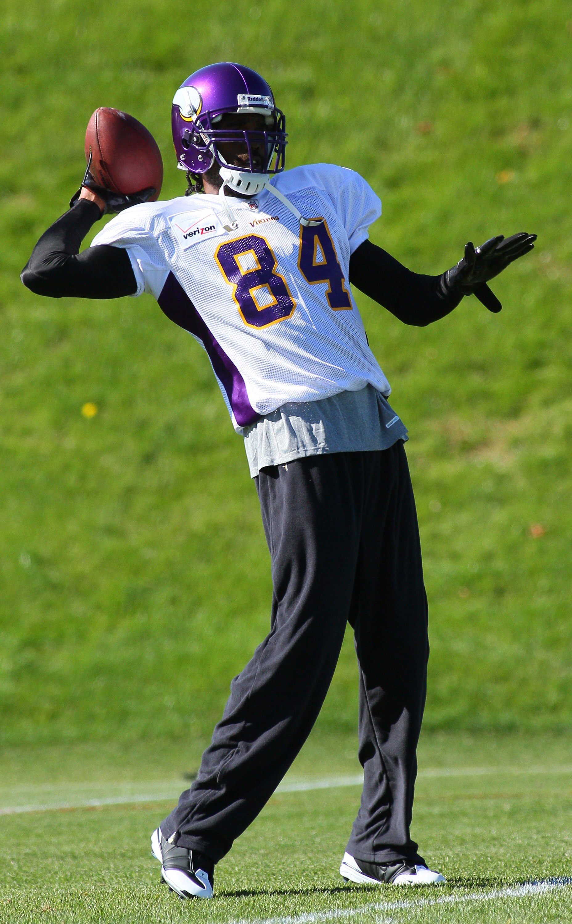 EDEN PRAIRIE, MN - OCTOBER 7: Wide receiver Randy Moss #84 of the Minnesota Vikings takes his first practice after re-joining the Vikings at Winter Park on October 7, 2010 in Eden Prairie, Minnesota. (Photo by Adam Bettcher/Getty Images) EDEN PRAIRIE, MN - OCTOBER 7: Wide receiver Randy Moss #84 of the Minnesota Vikings takes his first practice after re-joining the Vikings at Winter Park on October 7, 2010 in Eden Prairie, Minnesota. (Photo by Adam Bettcher/Getty Images)