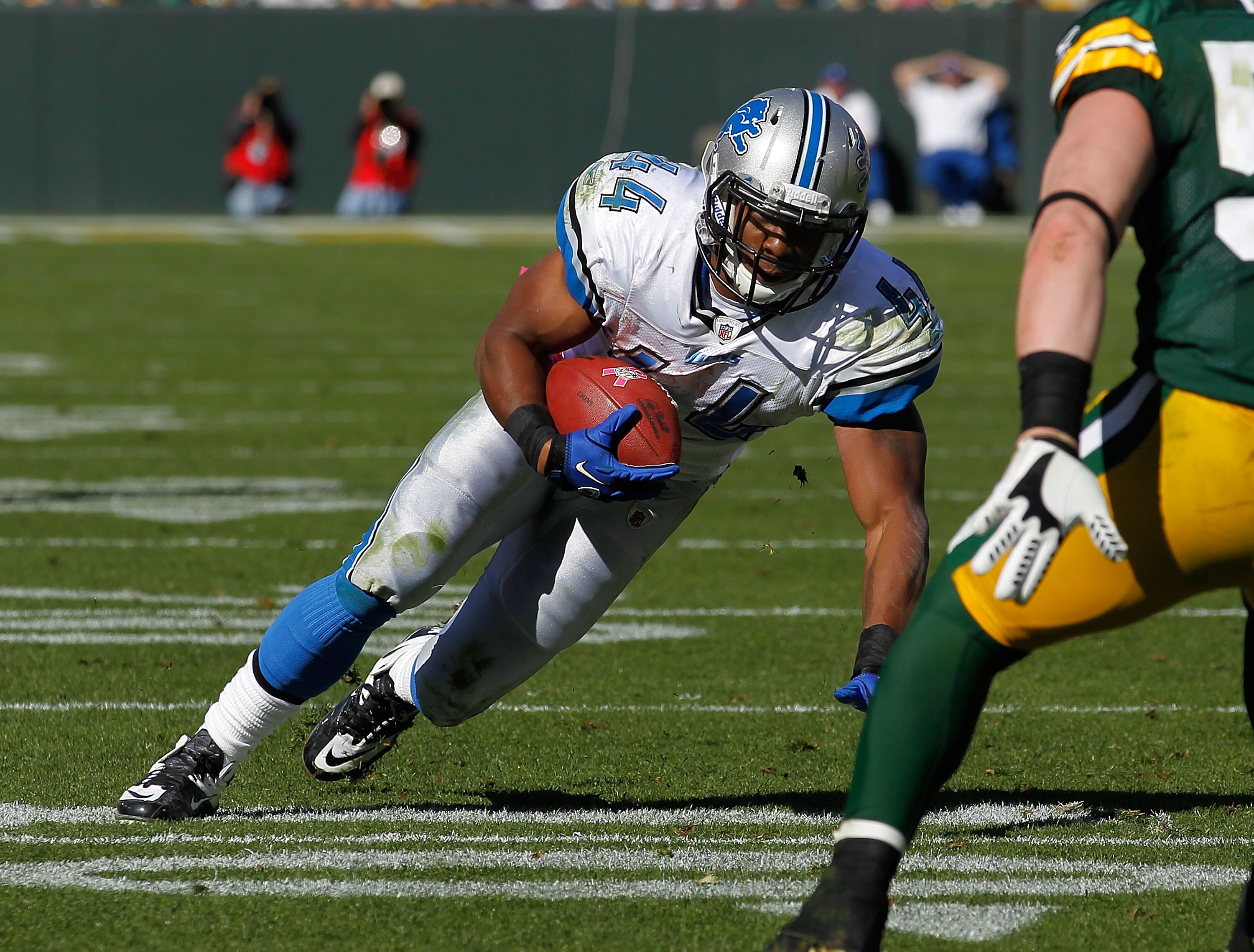 GREEN BAY, WI - OCTOBER 03: Jahvid Best #44 of the Detroit Lions runs against the Green Bay Packers at Lambeau Field on October 3, 2010 in Green Bay, Wisconsin. The Packers defeated the Lions 28-26.  (Photo by Jonathan Daniel/Getty Images)