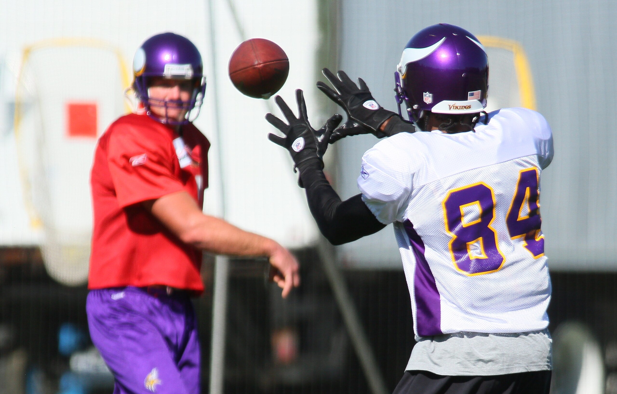EDEN PRAIRIE, MN - OCTOBER 7:  Wide receiver Randy Moss #84 of the Minnesota Vikings catches a ball thrown by Brett Favre #4 during his first practice after re-joining the Vikings at Winter Park on October 7, 2010 in Eden Prairie, Minnesota.  (Photo by Ad