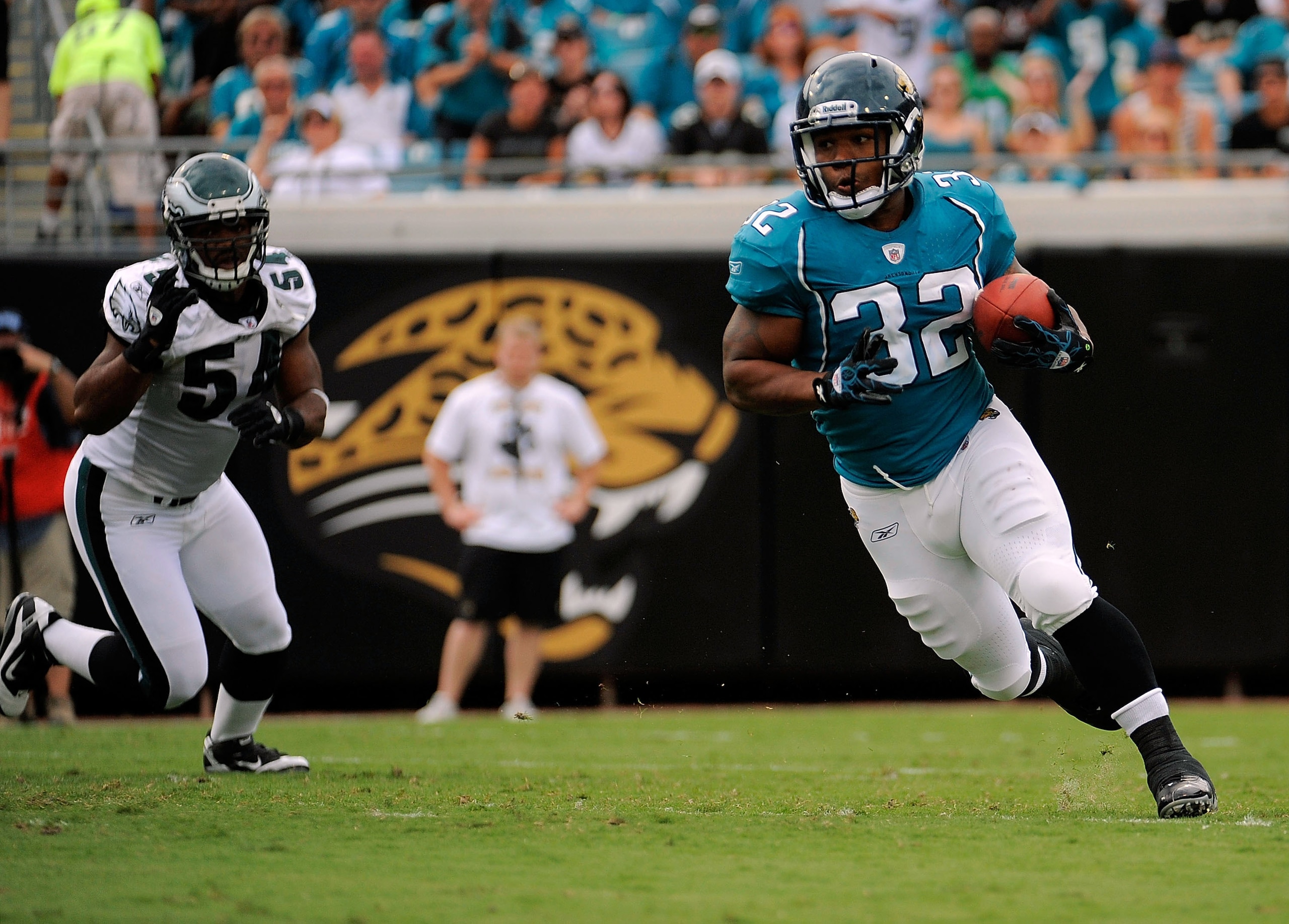 JACKSONVILLE, FL - SEPTEMBER 26:  Running back Maurice Jones-Drew #32 of the Jacksonville Jaguars finds room to run against the Philadelphia Eagles at EverBank Field on September 26, 2010 in Jacksonville, Florida.  (Photo by Doug Benc/Getty Images)