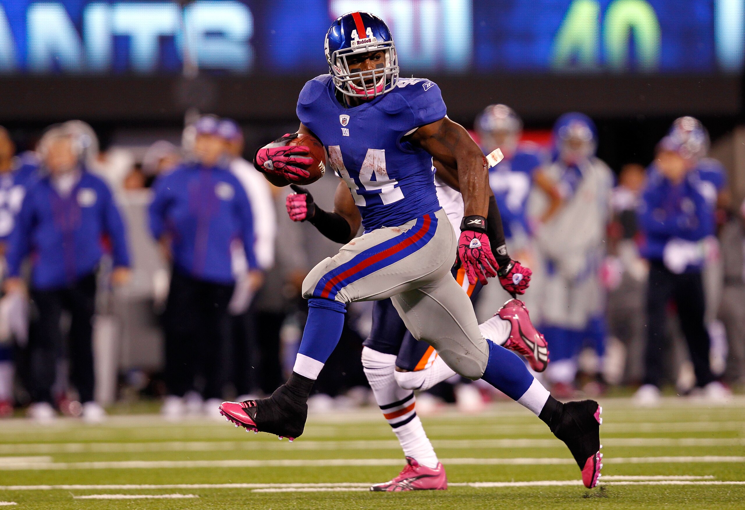 EAST RUTHERFORD, NJ - OCTOBER 03:  Ahmad Bradshaw #44 of the New York Giants runs the ball against the Chicago Bears at New Meadowlands Stadium on October 3, 2010 in East Rutherford, New Jersey.  (Photo by Michael Heiman/Getty Images)