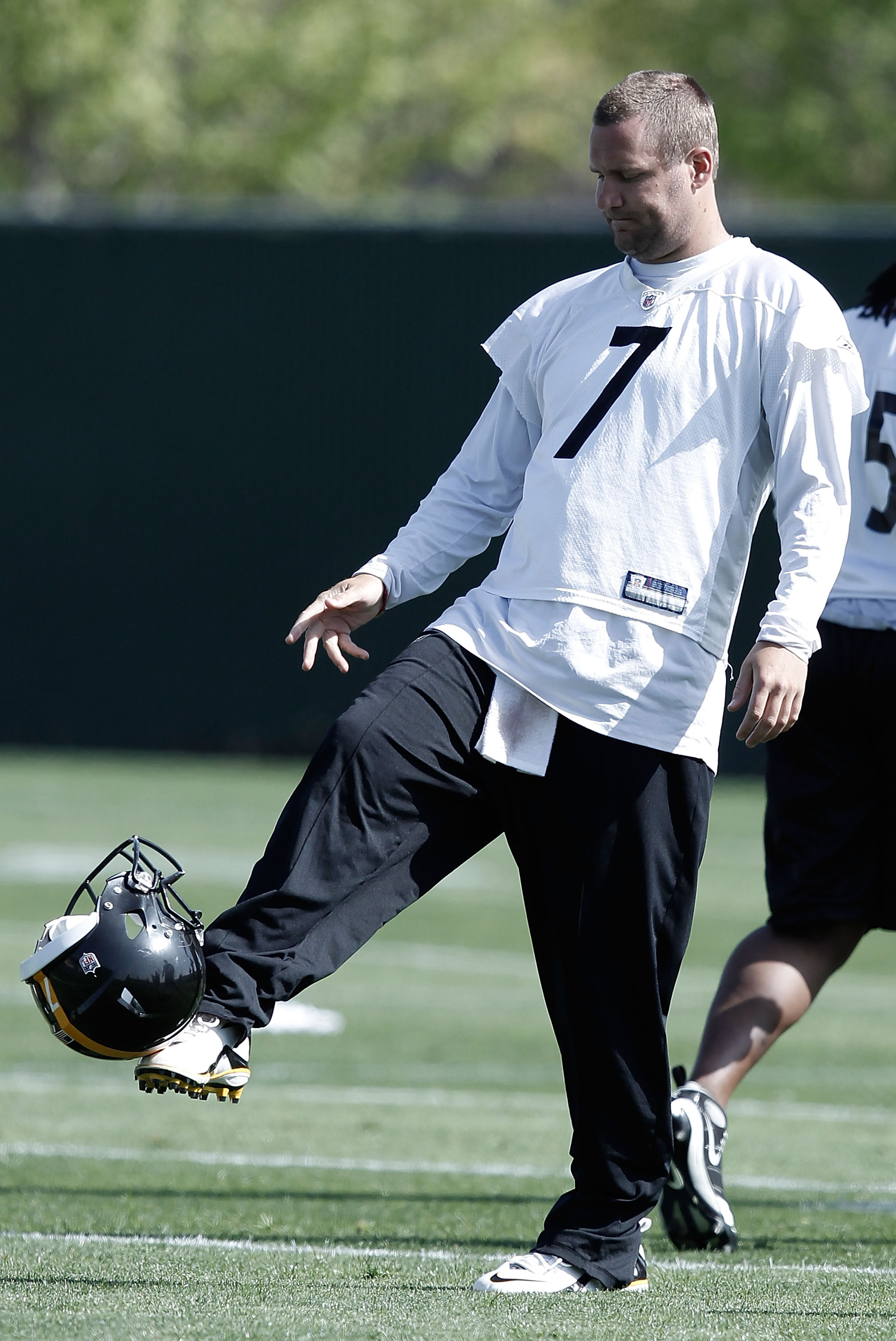 PITTSBURGH - APRIL 19:  Ben Roethlisberger #7 of the Pittsburgh Steelers practices on April 19, 2010 at the Pittsburgh Steelers South Side training facility in Pittsburgh, Pennsylvania.  (Photo by Jared Wickerham/Getty Images)