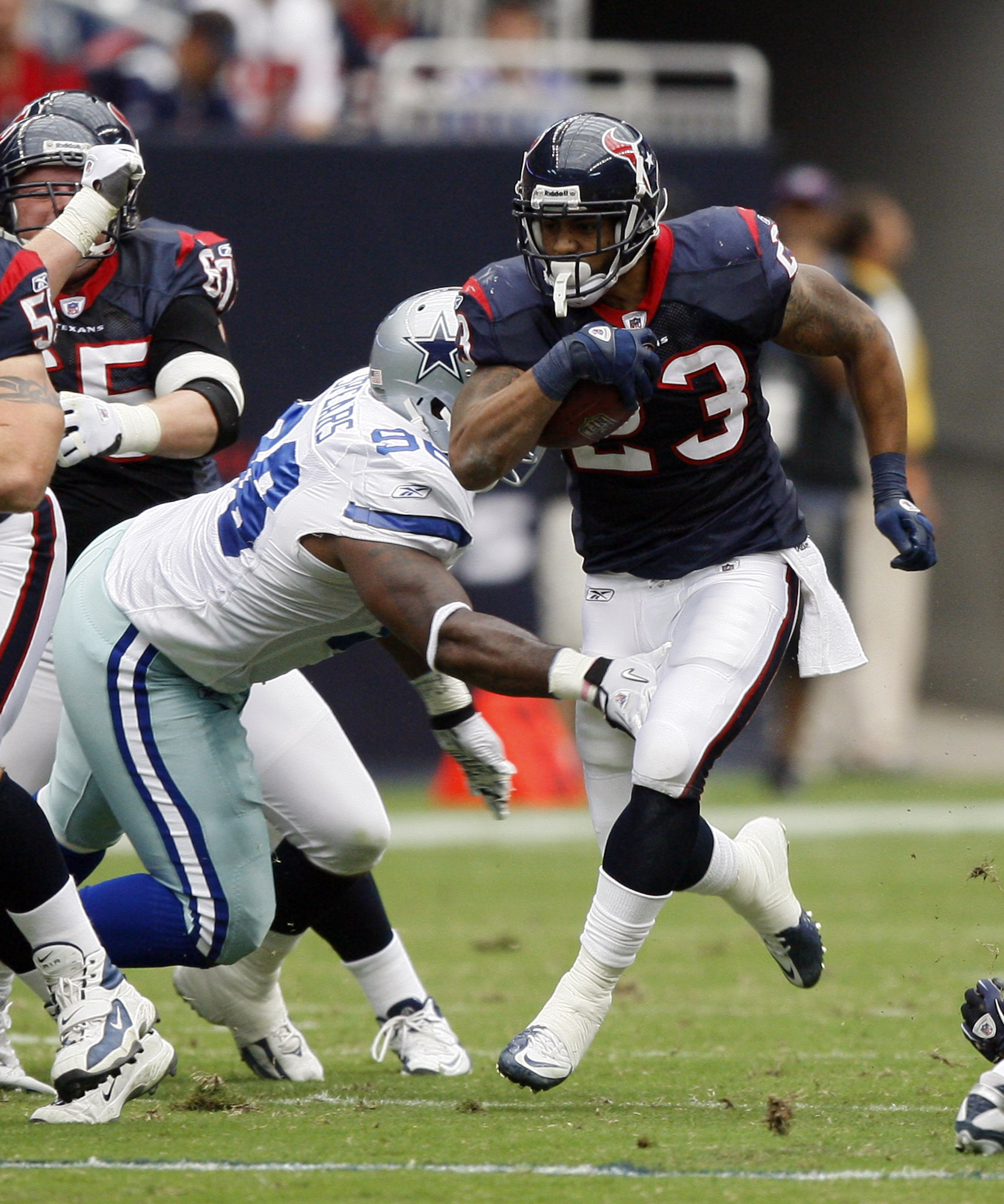 HOUSTON - SEPTEMBER 26:  Running back Arian Foster #23 of the Houston Texans rushes against the Dallas Cowboys in the second quarter at Reliant Stadium on September 26, 2010 in Houston, Texas.  (Photo by Bob Levey/Getty Images)