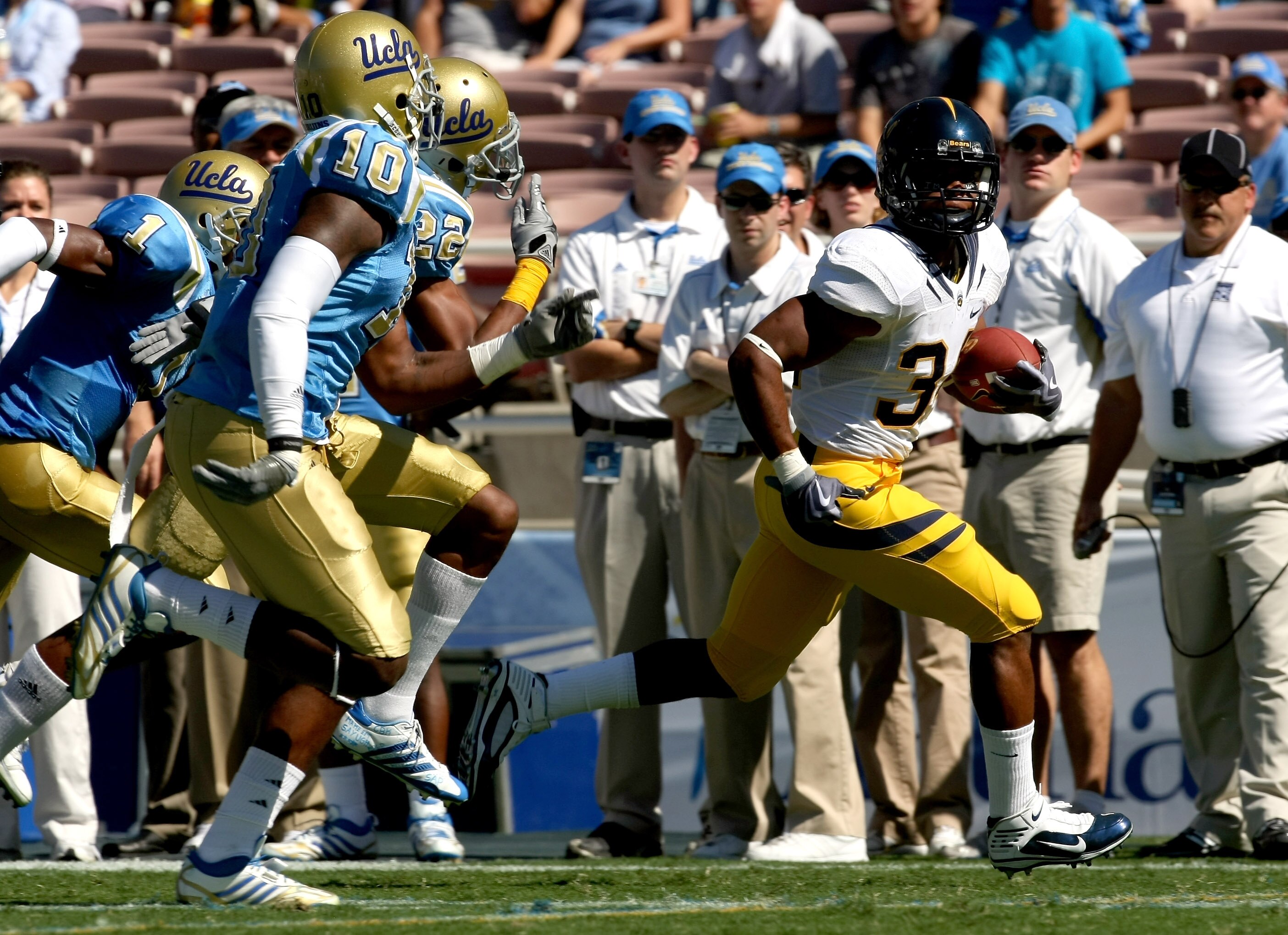 PASADENA, CA - OCTOBER 17: Running back Shane Vereen #34 of the California Golden Bears runs for a 42 yard touchdown in the first quarter against the UCLA Bruins on October 17, 2009 at the Rose Bowl in Pasadena, California.   (Photo by Stephen Dunn/Getty 