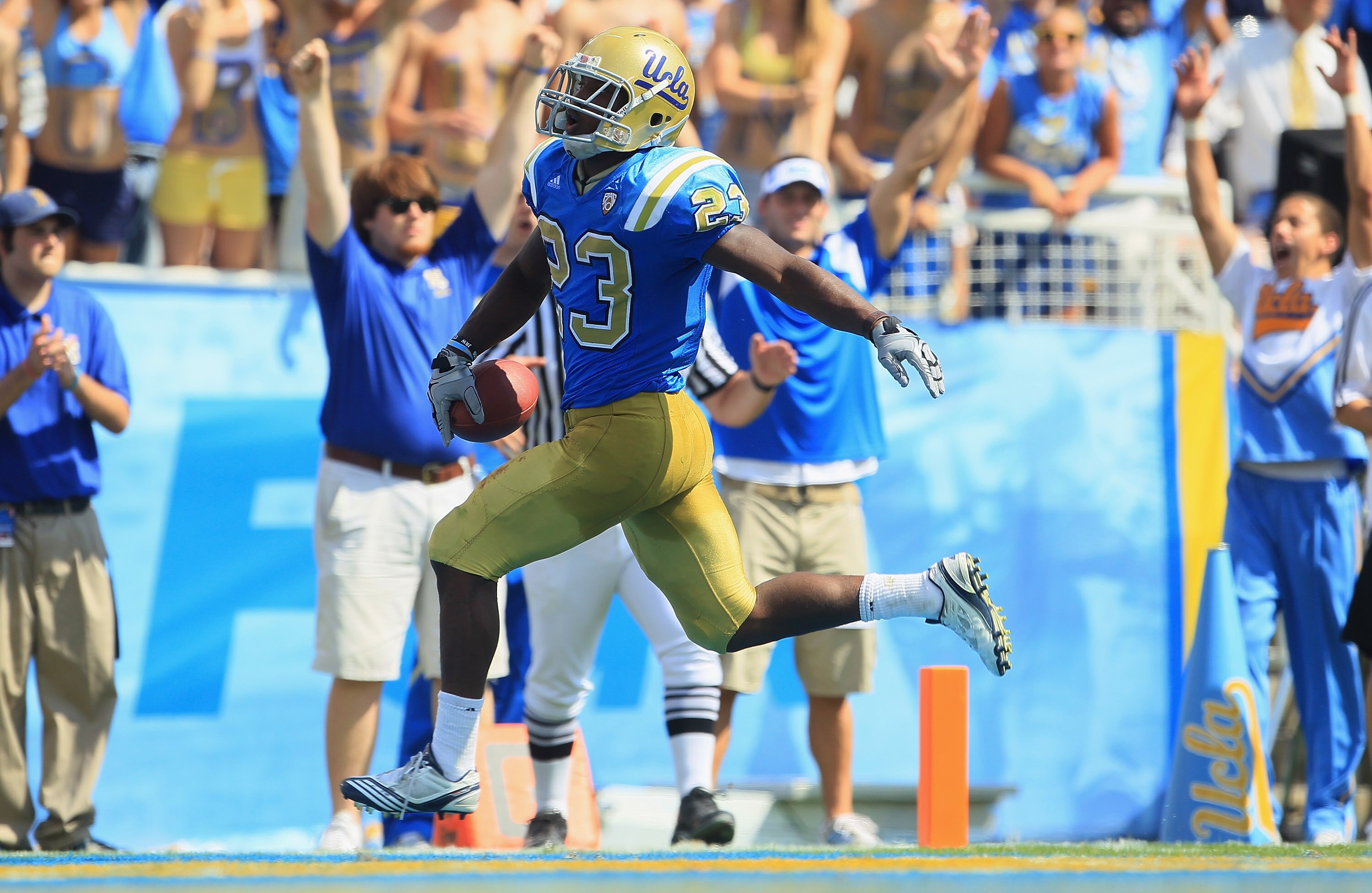 PASADENA, CA - OCTOBER 02:  Johnathan Franklin #23 of the UCLA Bruins scores a touchdown against the Washington State Cougars during the second quarter at the Rose Bowl on October 2, 2010 in Pasadena, California.  (Photo by Jeff Gross/Getty Images)