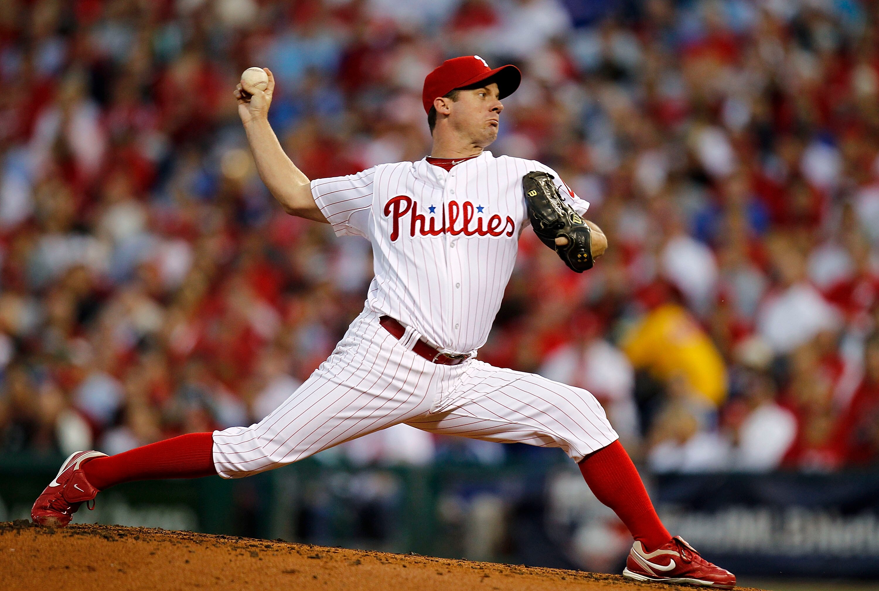 PHILADELPHIA - OCTOBER 08:  Roy Oswalt #44 of the Philadelphia Phillies pitches in Game 2 of the NLDS against the Cincinnati Reds at Citizens Bank Park on October 8, 2010 in Philadelphia, Pennsylvania.  (Photo by Jeff Zelevansky/Getty Images)
