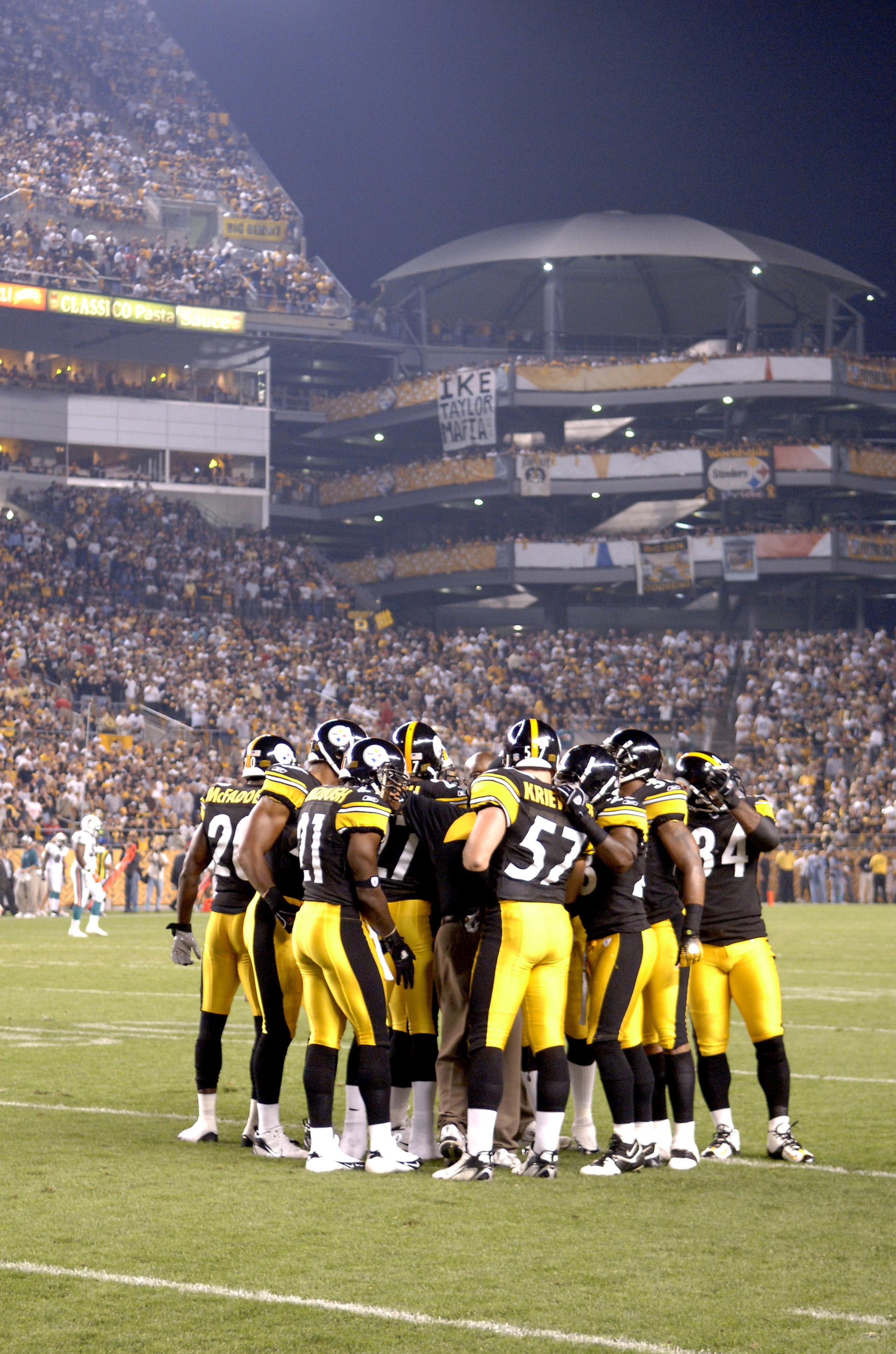 Pittsburgh Steelers special teams huddle versus the Miami Dolphins at Heinz Field, September 7, 2006. The Steelers won 28-17.  (Photo by Al Messerschmidt/Getty Images)