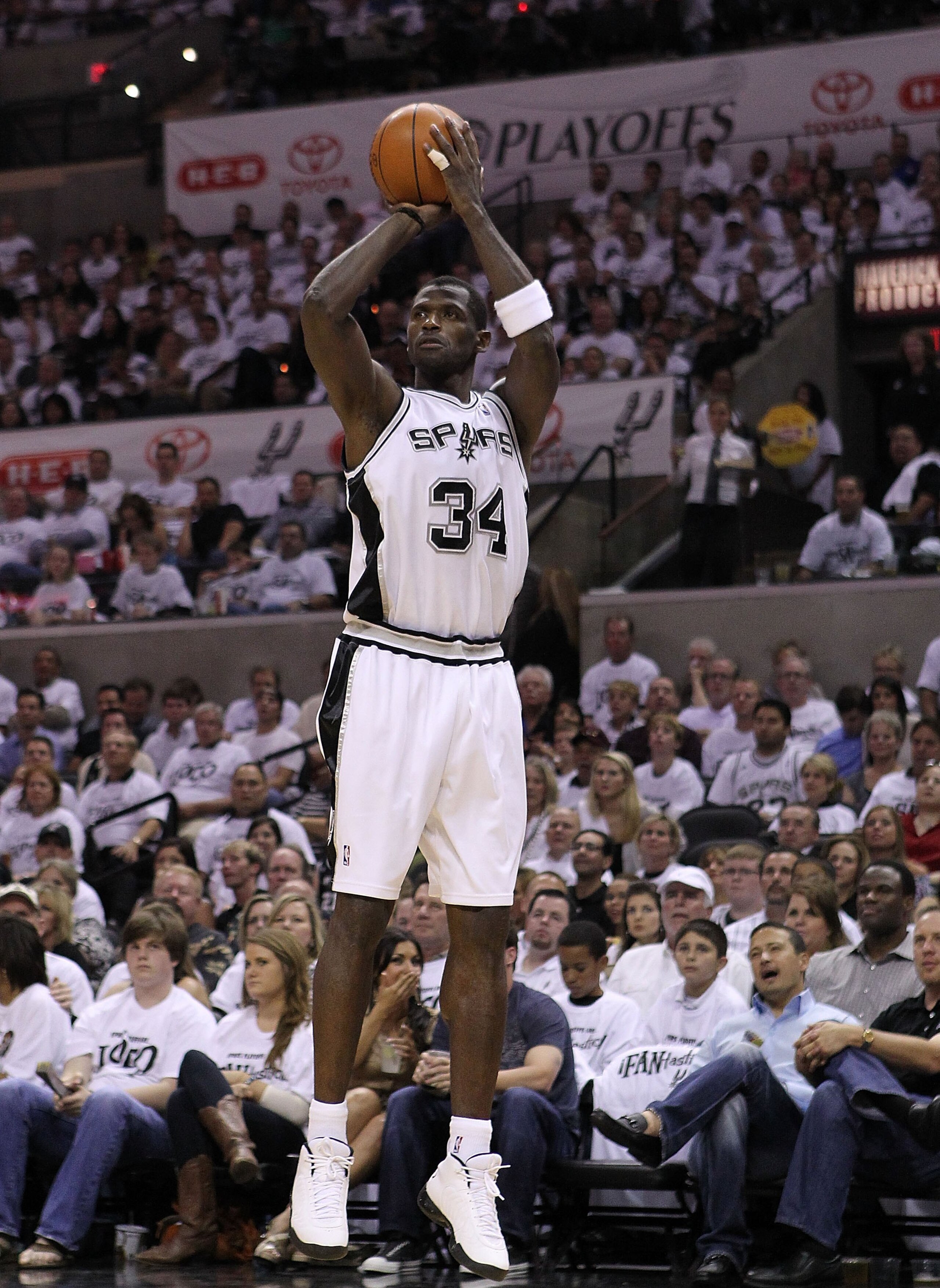 SAN ANTONIO - MAY 07:  Center Antonio McDyess #34 of the San Antonio Spurs in Game Three of the Western Conference Semifinals during the 2010 NBA Playoffs at AT&T Center on May 7, 2010 in San Antonio, Texas. NOTE TO USER: User expressly acknowledges and a