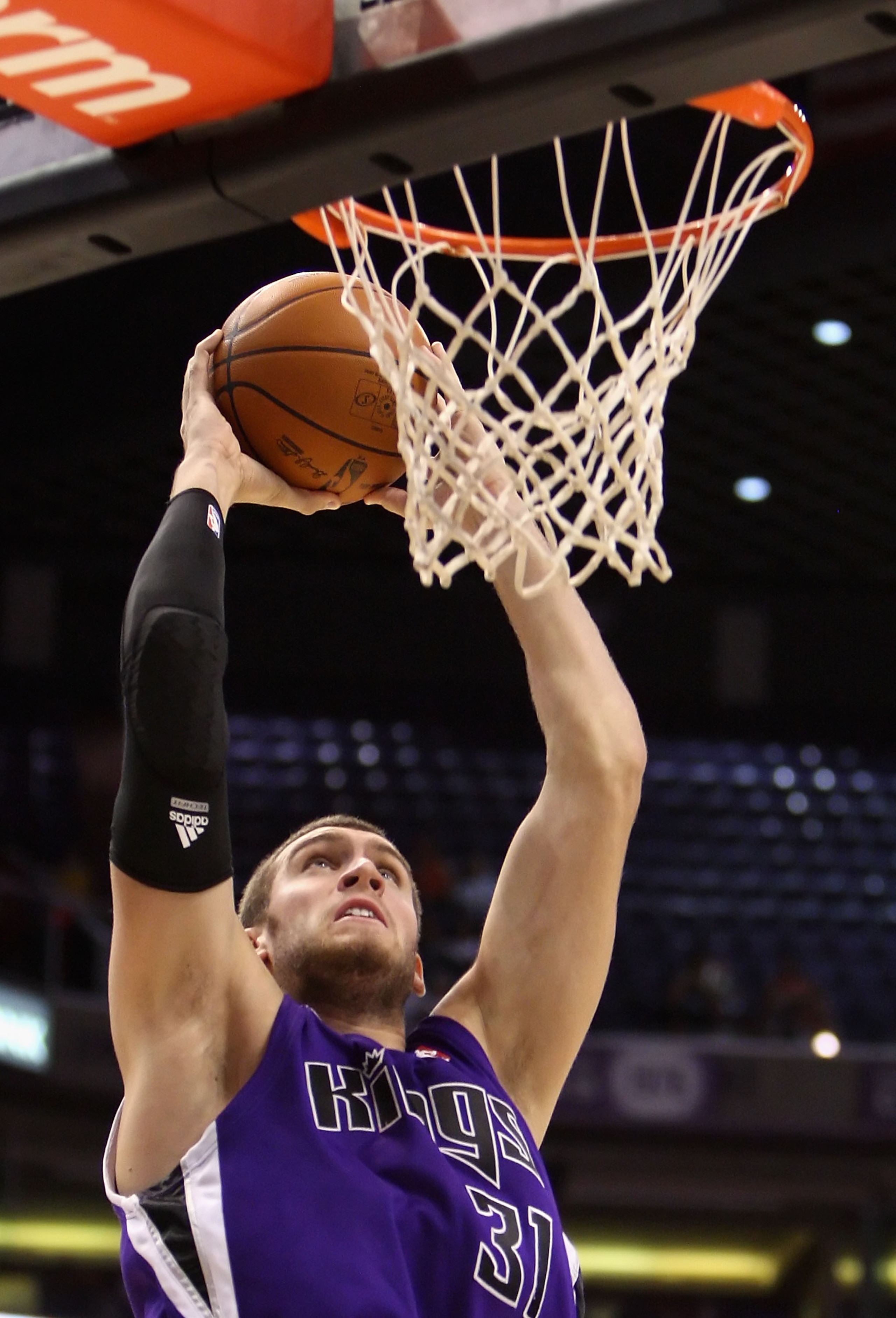 PHOENIX - OCTOBER 20:  Spencer Hawes #31 of the Sacramento Kings slam dunks the ball against the Phoenix Suns during the NBA preseason game at US Airways Center on October 20, 2009 in Phoenix, Arizona. The Suns defeated the Kings 143-127.  NOTE TO USER: U