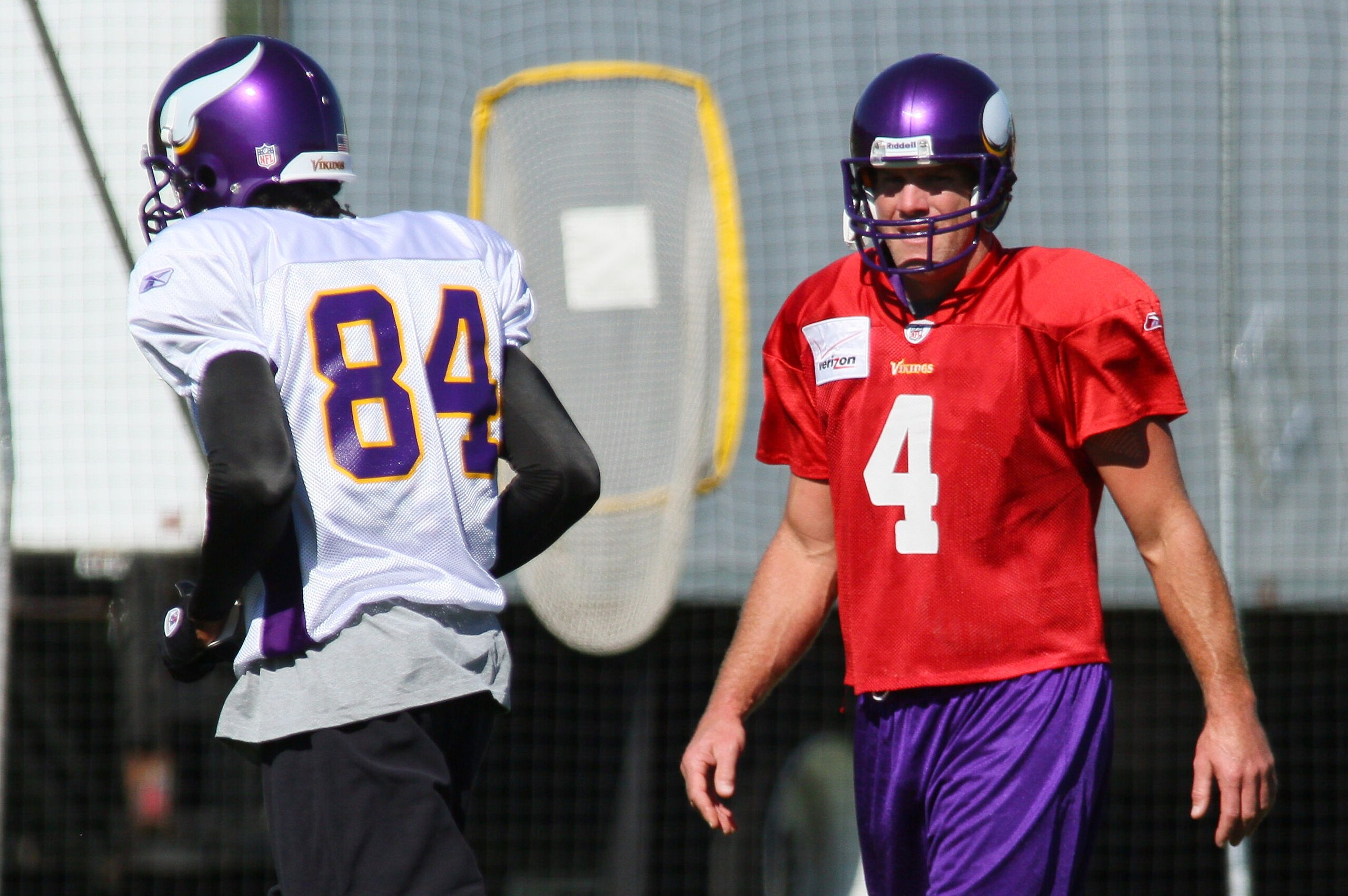 EDEN PRAIRIE, MN - OCTOBER 7: Wide receiver Randy Moss #84 of the Minnesota Vikings runs past quarterback Brett Favre #4 while taking his first practice after re-joining the Vikings at Winter Park on October 7, 2010 in Eden Prairie, Minnesota. (Photo by EDEN PRAIRIE, MN - OCTOBER 7: Wide receiver Randy Moss #84 of the Minnesota Vikings runs past quarterback Brett Favre #4 while taking his first practice after re-joining the Vikings at Winter Park on October 7, 2010 in Eden Prairie, Minnesota. (Photo by